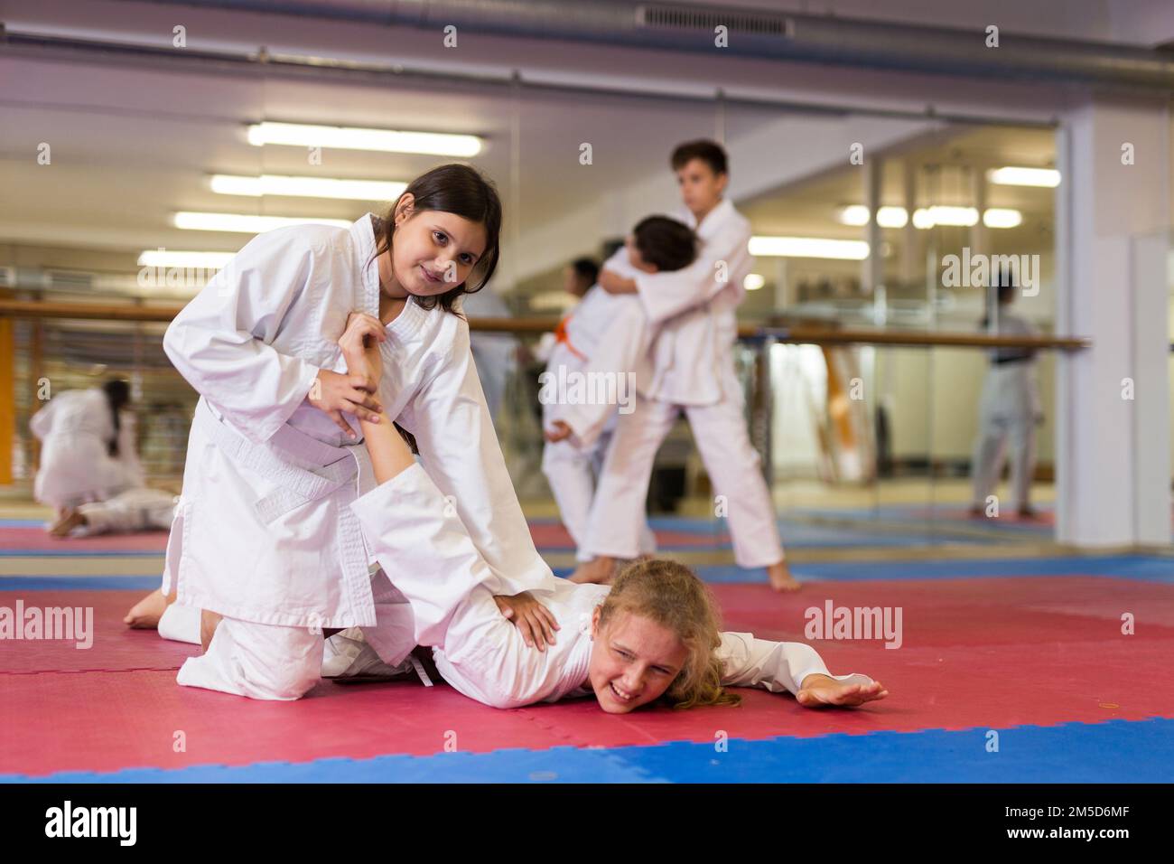 Eine Gruppe von Mädchen und Jungen im Kimono, die Kata machen Stockfoto