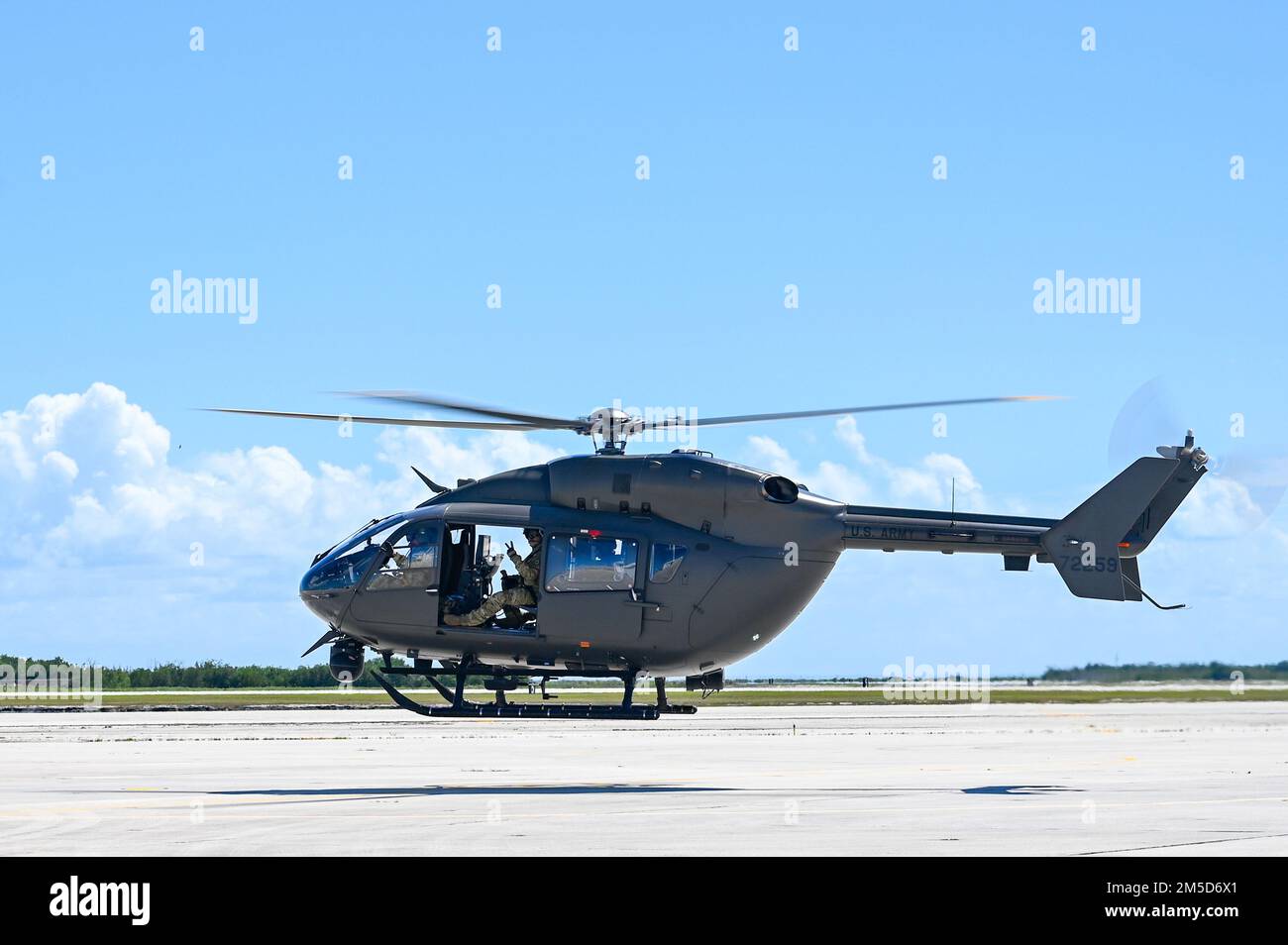 220303-N-IW125-1019 KEY WEST, FLORIDA (3. März 2022) Ein UH-72A Lakota Helikopter, der den USA angeschlossen Ist Das Army 112. Aviation Regiment startet von der Naval Air Station Key Wests Boca Chica Field in Key West, Florida. 3. März 2022. Die Naval Air Station Key West ist die hochmoderne Einrichtung für Kampfflugzeuge aller militärischen Dienste, bietet erstklassige Unterstützung für US- und ausländische Marineschiffe und ist das führende Ausbildungszentrum für militärische Operationen über und unter der Oberfläche. Stockfoto