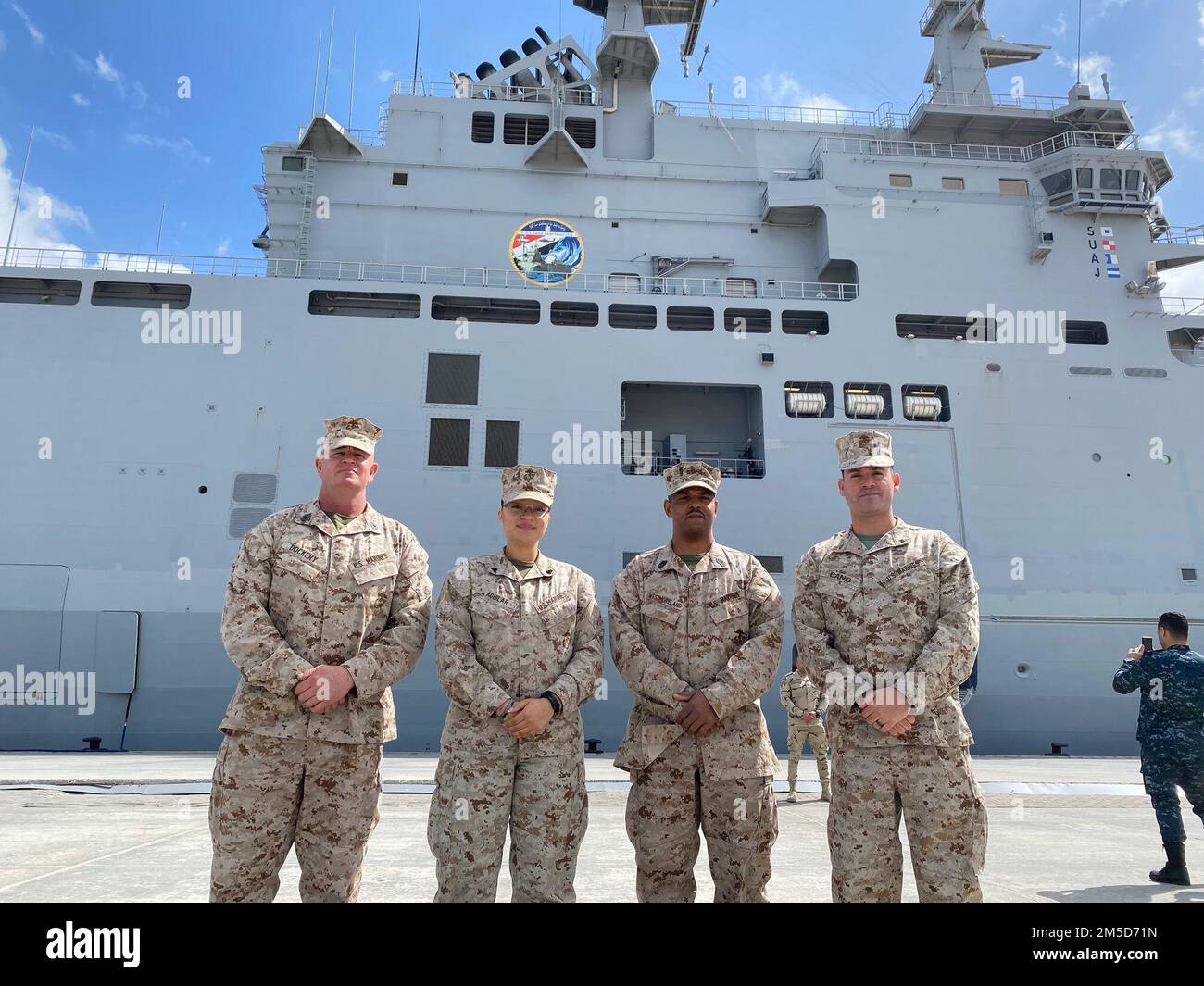 ALEXANDRIA, Ägypten (3. März 2022) USA Marines der Naval Amphibious Force, Task Force 51/5. Marine Expeditionary Brigade (TF 51/5), posieren vor LHD Gamal Abdel Nasser während eines mehrtägigen Expertenaustauschs mit ägyptischen Streitkräften, Februar 27 bis März 5. TF 51/5, ein gemeinsames Task Force-fähiges Hauptquartier, koordiniert, plant und führt Operationen durch und entwickelt neue Naval-Konzepte auf See, vom Meer und an Land weiter, um die USA zu unterstützen Zentralkommando, 5.-Flotte und MARCENT-Theaterobjektive. Stockfoto