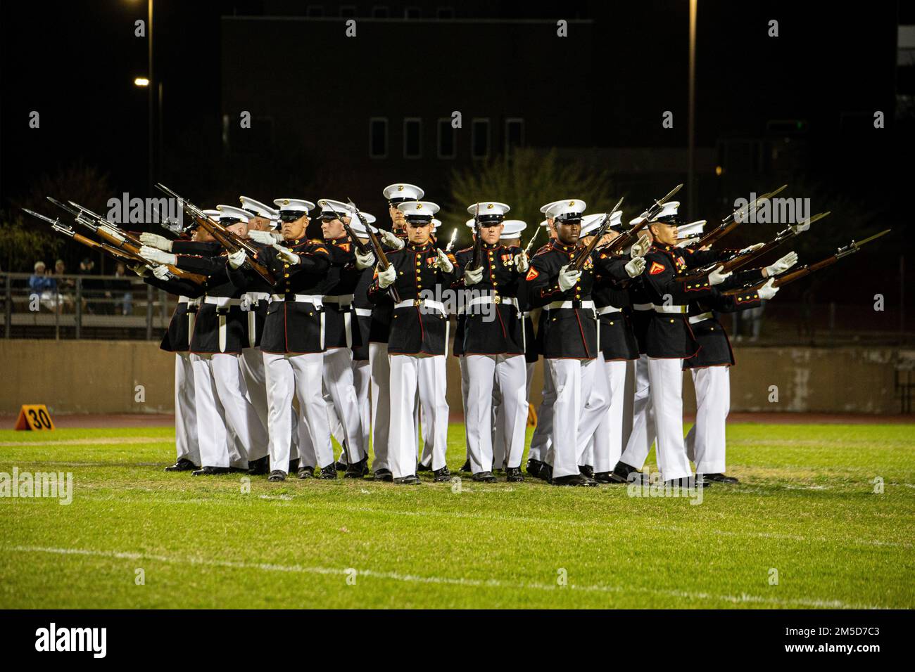 Marines mit dem Silent Drill Platoon führen ihre „Bursting Bombe“-Sequenz während einer Battle Color Zeremonie an der Kofa High School, Yuma, Ariz., 3. März 2022 aus. Dies ist die erste Leistung des BCD im Jahr 2022, die auf eine dreiwöchige Präzisionsbohrübung in Yuma folgte. Stockfoto