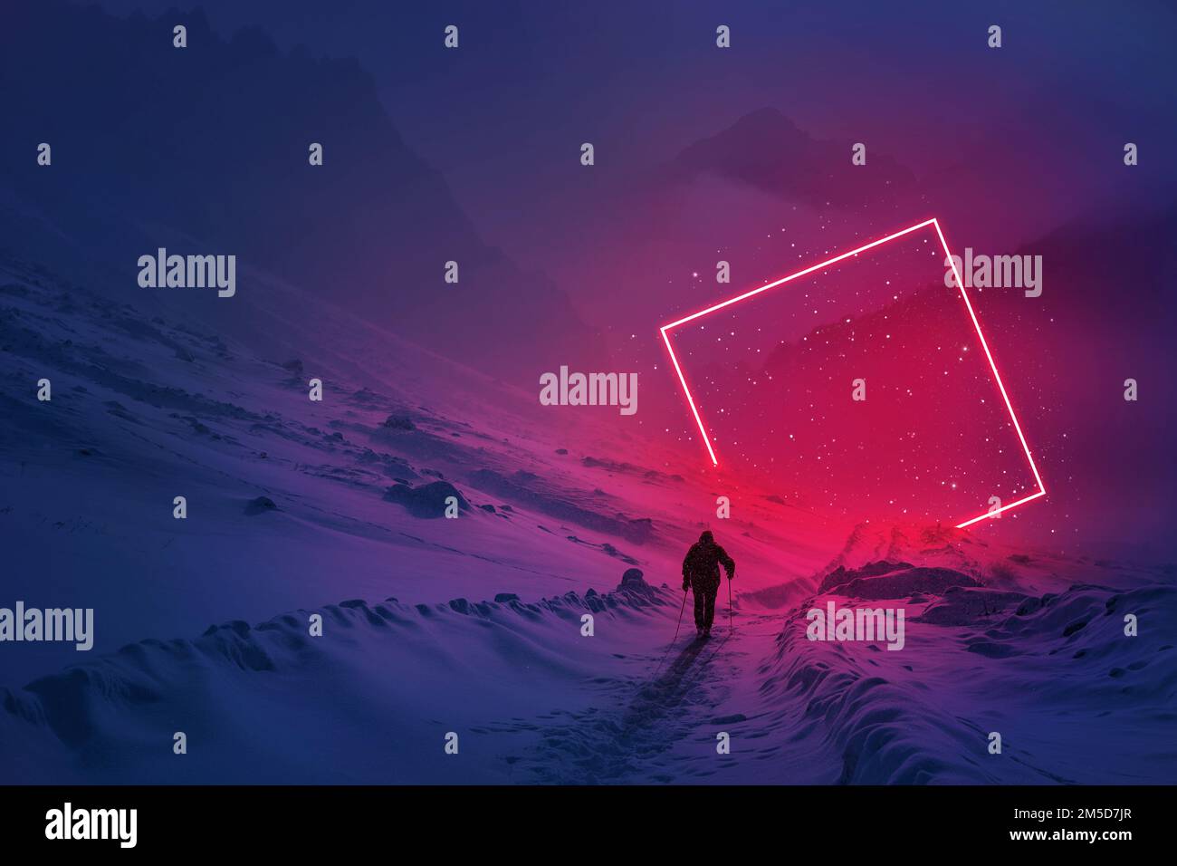 Moderner futuristischer Neon-abstrakter Hintergrund. Großer Platz, leuchtendes rotes Objekt in der Mitte und einsamer Mann, der auf dem Schneemberg spaziert. Dunkle Szene mit Stockfoto