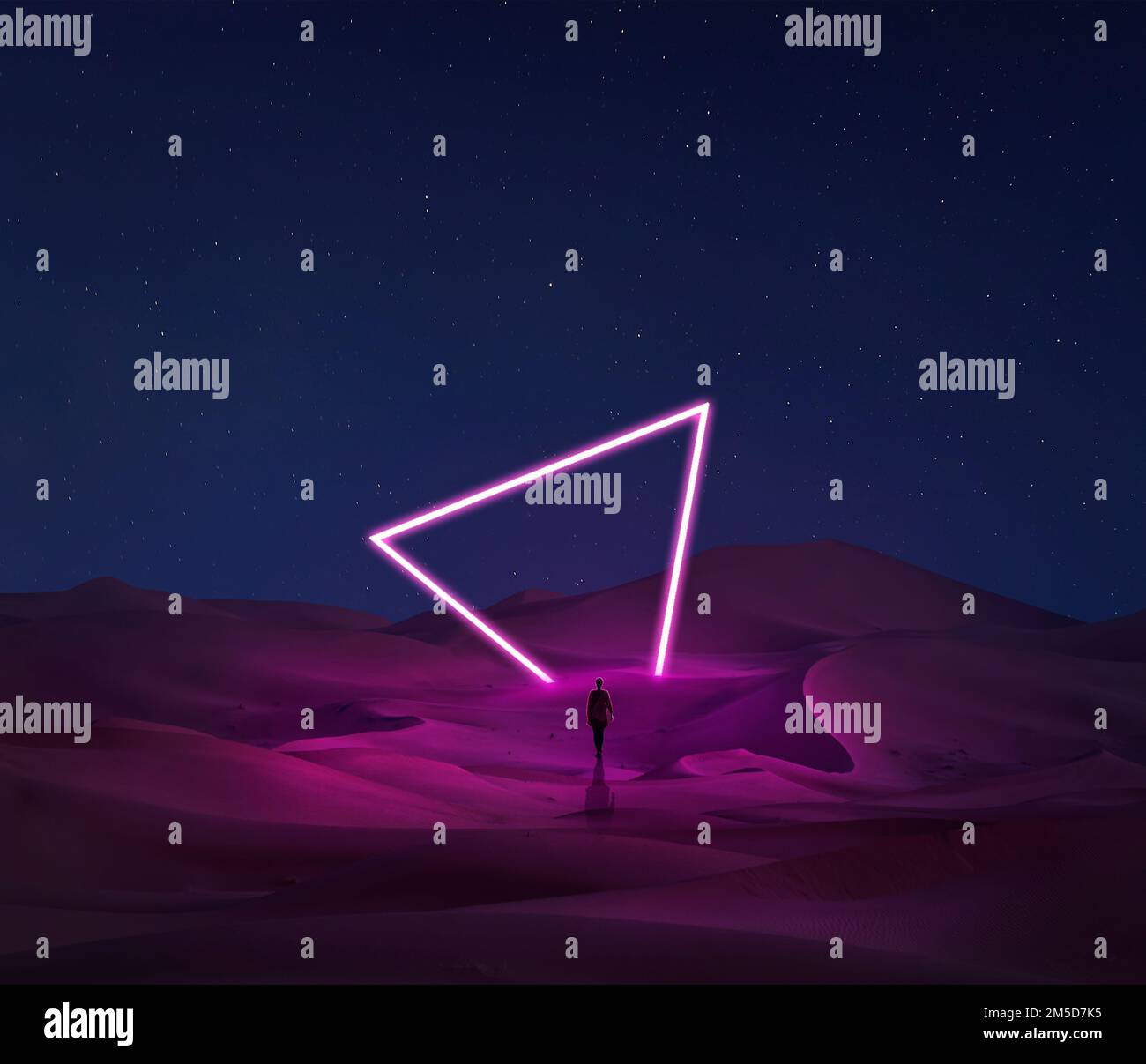 Moderner futuristischer Neon-abstrakter Hintergrund. Großes Dreieck leuchtendes violettes Objekt im Zentrum der Sanddüne und die Silhouette der einsamen Frau, die in der schwebt Stockfoto
