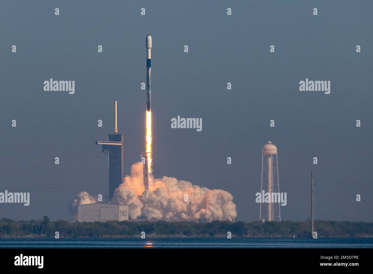 Eine Falcon 9-Rakete startet vom LC-39A an der Cape Canaveral Space Force Station, Florida, 3. März 2022. Die Starlink-4-9-Mission brachte die nächste Charge der Starlink-Satelliten von SpaceX in den Orbit. Stockfoto