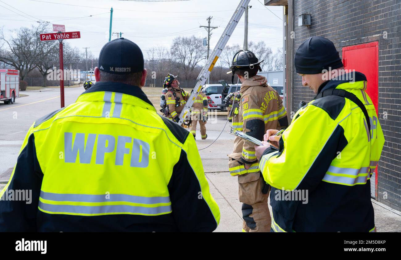 Mike Roberts (links), 788. Civil Engineer Squadron Assistant Fire Chief for Operations, und Bryan Weeks, 788 CES Assistant Fire Chief for Training, machen sich Notizen, während sie am 3. März 2022 eine Übung der Beavercreek Township Fire Department im Dayton Fire Training Center beobachten. Beavercreek-Führer baten die Feuerwehr des Luftwaffenstützpunktes Wright-Patterson, die Übung zu beobachten und ihre Kommandostruktur vor Ort zu bewerten. Stockfoto