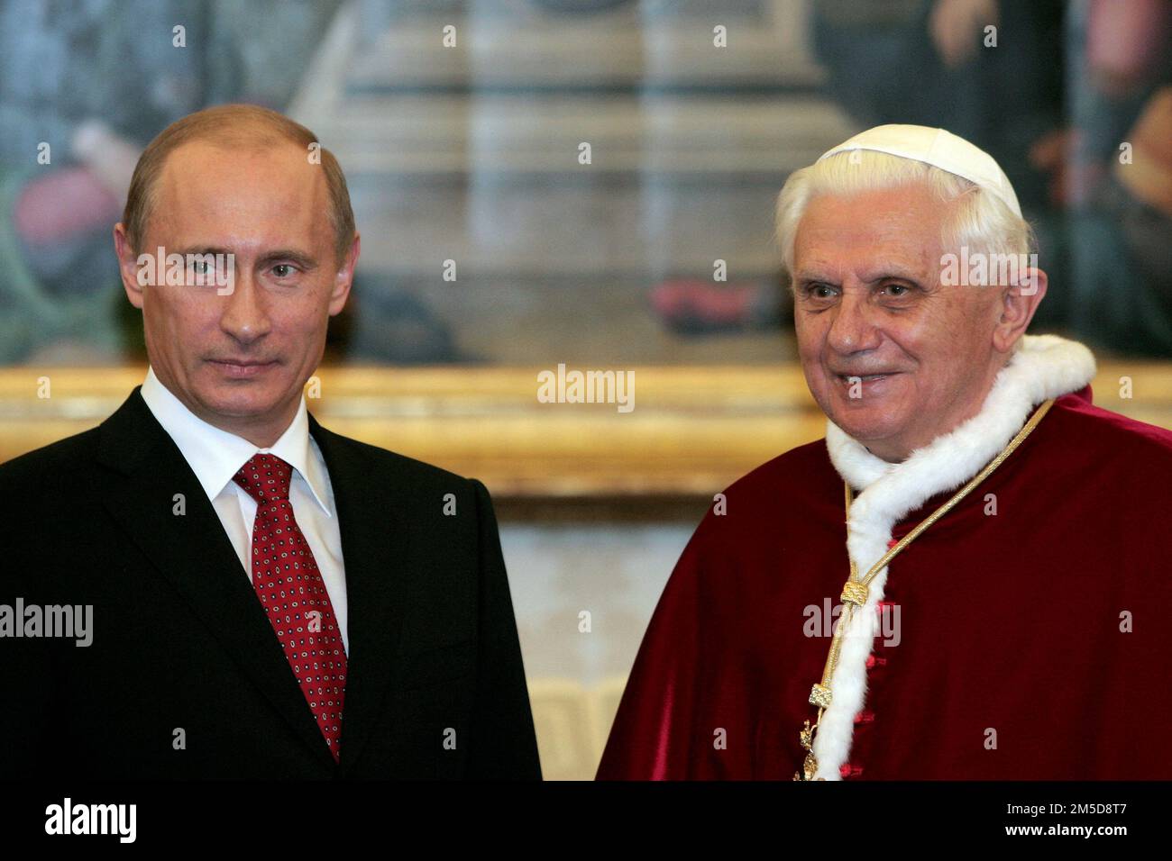 Aktenfoto - Papst Benedikt XVI. Traf am 13. März 2007 im Vatikan mit dem russischen Präsidenten Wladimir Putin zusammen. Papst Franziskus hat Gebete für den ehemaligen Papst Benedikt XVI. Eingeholt und gesagt, er sei "sehr krank". Francis hat am Mittwoch, den 28. Dezember 2022, am Ende seiner allgemeinen Audienz den Überraschungsappell abgegeben. Der Vatikan sagte später, dass sich die Gesundheit des Papstes Emeritus in den letzten Stunden „verschlechtert“ habe und dass Francis nach dem Publikum zu ihm gegangen sei. Foto: Eric Vandeville/ABACAPRESS.COM Stockfoto