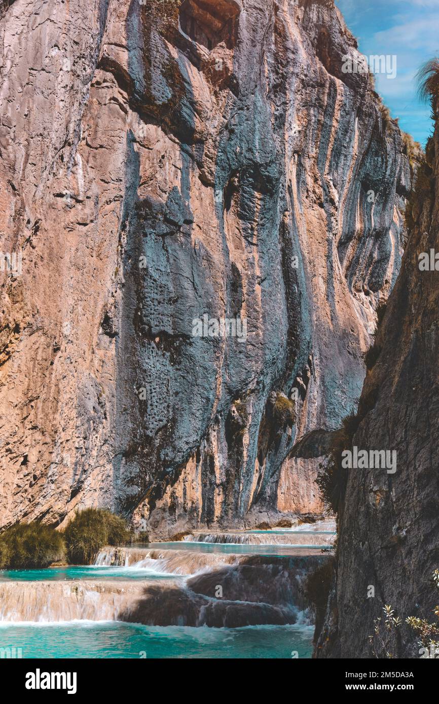 Natürliche Pools von Millpu in Huancaraylla. Türkisfarbene Lagunen in der Nähe von Ayacucho, Reiseziel in Peru Stockfoto