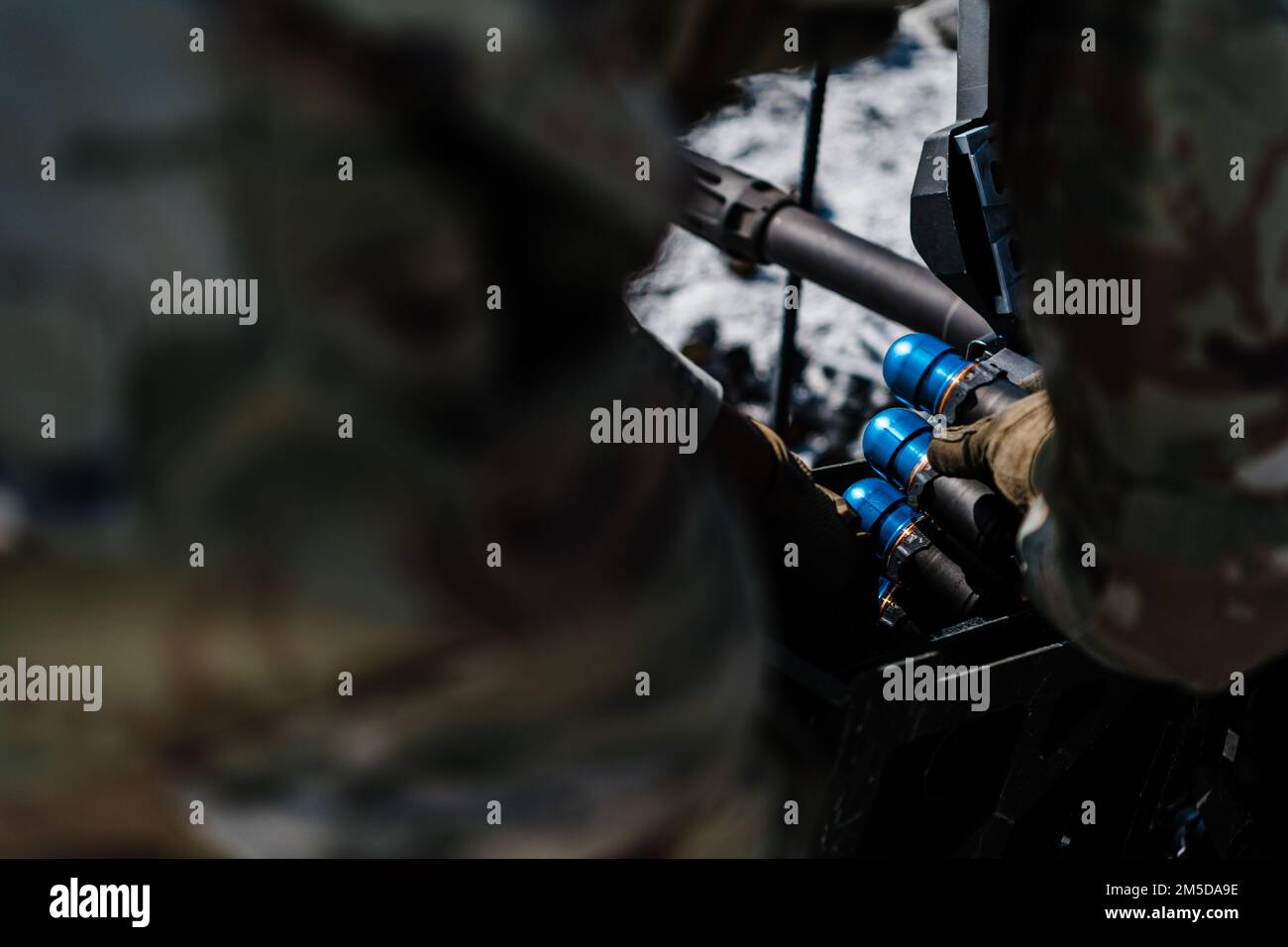 Luftwaffe des 822. Base Defense Squadron führen Schwerwaffentraining durch, Camp Blanding Joint Training Center, Florida, 3. März 2022. Die Airmen waren auf schwere Waffen spezialisiert, die es ihnen ermöglichten, sofort den Status der Eingreiftruppe zu erlangen. Sie feuerten eine Vielzahl von Waffen ab, einschließlich M249, AT4s und M24 für ihre Advanced Designated Marksmen. Stockfoto