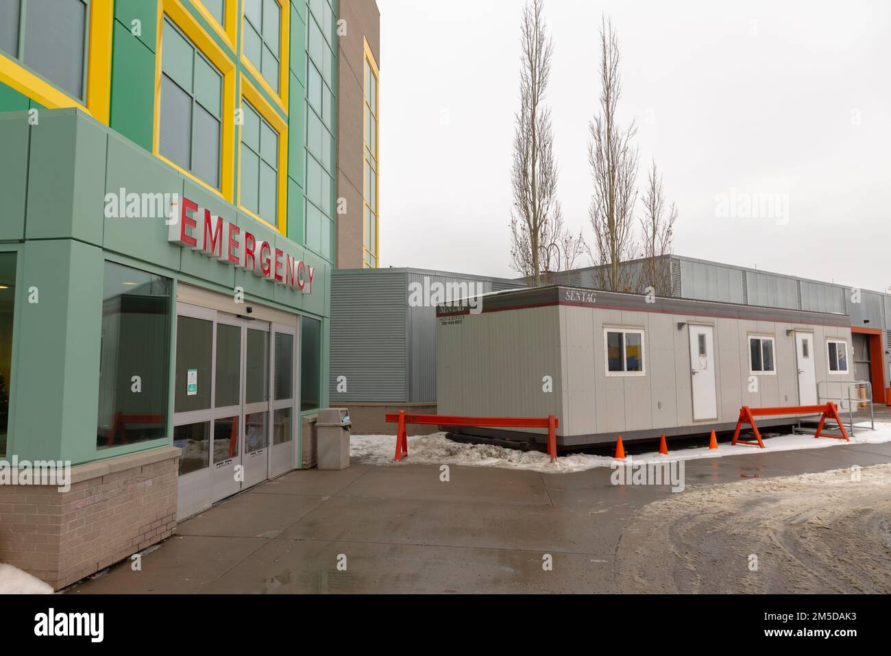 Calgary, Alberta, Kanada. 27. Dezember 2022. Alberta Children's Hospital in Calgary mit einem beheizten Wohnwagen neben dem belebten Noteingang der Notaufnahme. Stockfoto