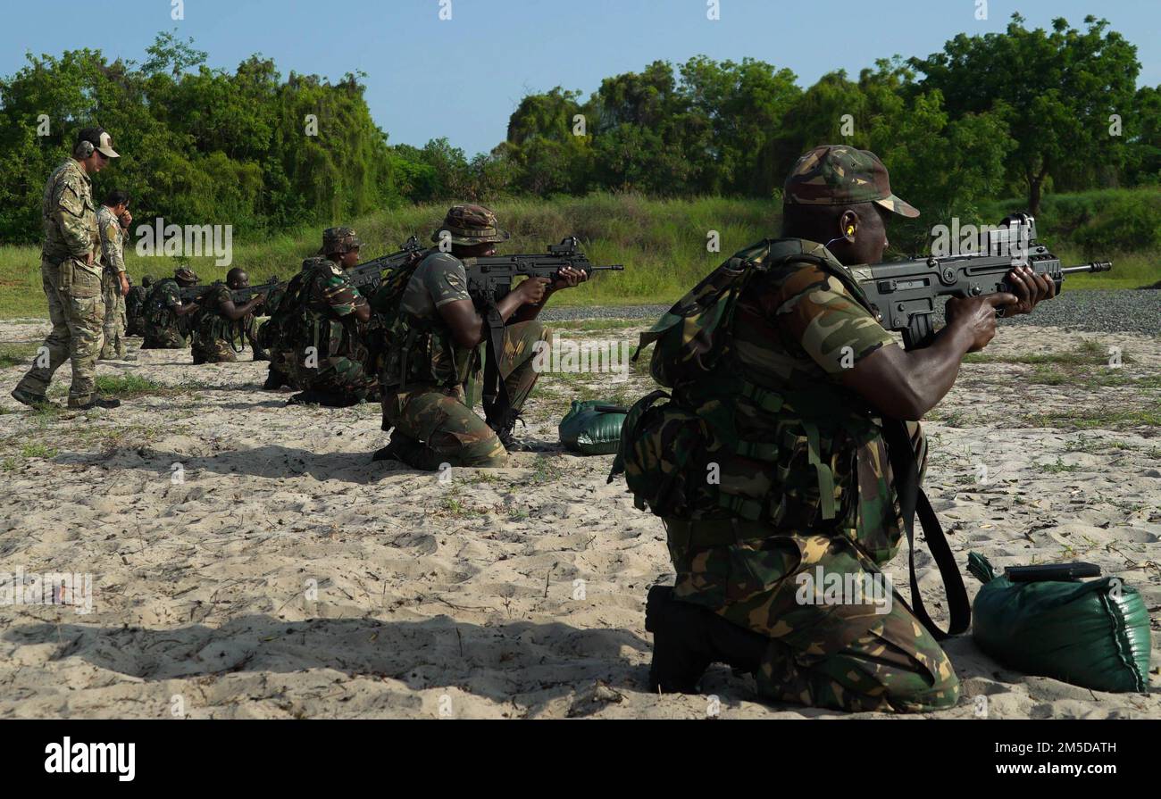 USA Der 3. Special Forces Group zugeteilte Army Green Berets beaufsichtigen während einer gemeinsamen kombinierten Austauschschulung (JCET) in dar es Salaam, Tansania, am 3. März 2022 eine Grundausbildung in einem Schießstand mit der Tansania People’s Defense Force (TPDF) und den Marine Special Forces (MSF). Die Teams konzentrierten sich auf die Vertiefung grundlegender Fähigkeiten wie grundlegende Schießkunst, Taktik kleiner Einheiten und Missionsplanung. (Foto von U.S. „Air Force Staff Sgt. Andrew Fox“) Stockfoto