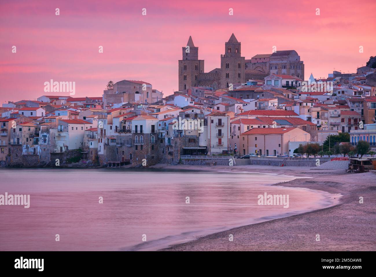 Cefalu, Sizilien, Italien. Stadtbild der Küstenstadt Cefalu in Sizilien bei dramatischem Sonnenuntergang. Stockfoto