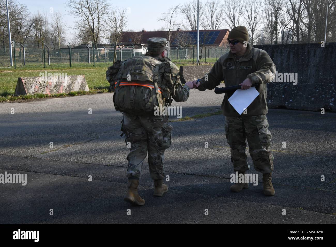 SPC. Kassady McLean, Human Resource Specialist, 39. Signal Strategic Battalion, meldet sich am Ankunftsort eines 8 Meilen langen marsches auf dem Luftwaffenstützpunkt Chièvres, Belgien, während des 39. Signal Strategic Battalion Best Warrior Competition, 03. März 2022. (USA Geburtsdatum: 21.10.1956 Stockfoto