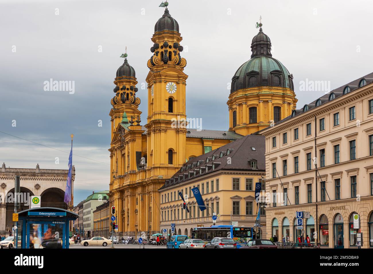 München, Deutschland - 4. Juli 2011 : Odeonsplatz, großer öffentlicher Platz, gesäumt von prunkvollen Gebäuden. Stockfoto
