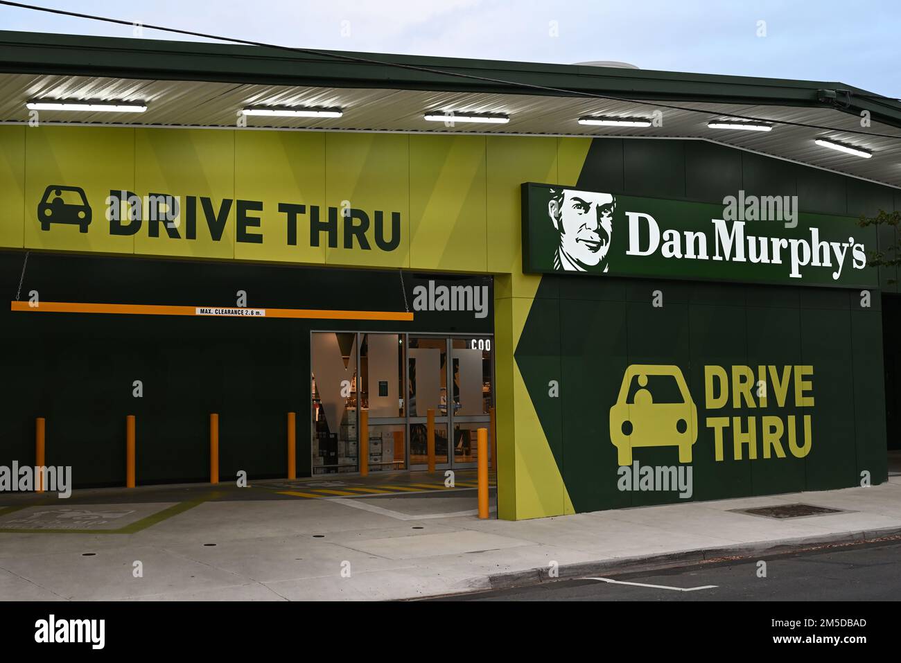 Eintritt zum neuen Drive-Thru in einem Dan Murphy's Flaschenladen in einem Vorort von Melbourne Stockfoto