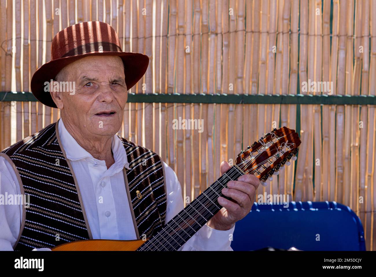 Musiker mit Folkloregruppe stimmen sich ein, bevor sie am Dreschtag Dia de la trilla im Ecomuseo in San Jose de Los Llanos, El Tanque, auftreten Stockfoto
