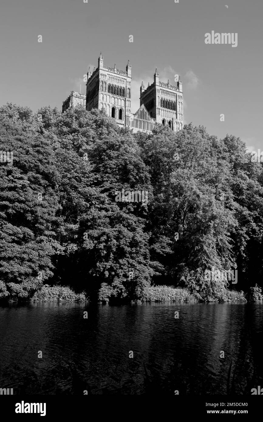 Durham England: 2022-06-07: Durham Cathedral Exterieur an sonnigen Sommertagen mit üppigen grünen Bäumen und blauem Himmel. Großansicht Stockfoto