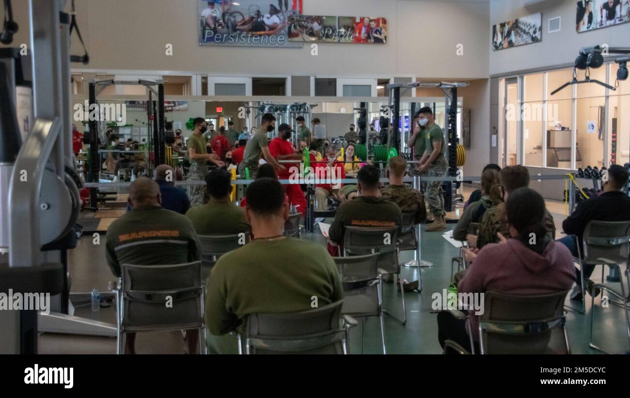 USA Marines und Matrosen sehen sich während der 2022 Marine Corps Trials (MCT) in Camp Pendleton, Kalifornien, am 4. März 2022 einen Powerlifter-Wettbewerb an. Das MCT ist eine Gelegenheit für Mitglieder des Recovering Service, ihre Leistungen zu demonstrieren, und dient als primärer Veranstaltungsort für die Auswahl von Teilnehmern des Marine Corps für die DoD Warrior Games. Stockfoto