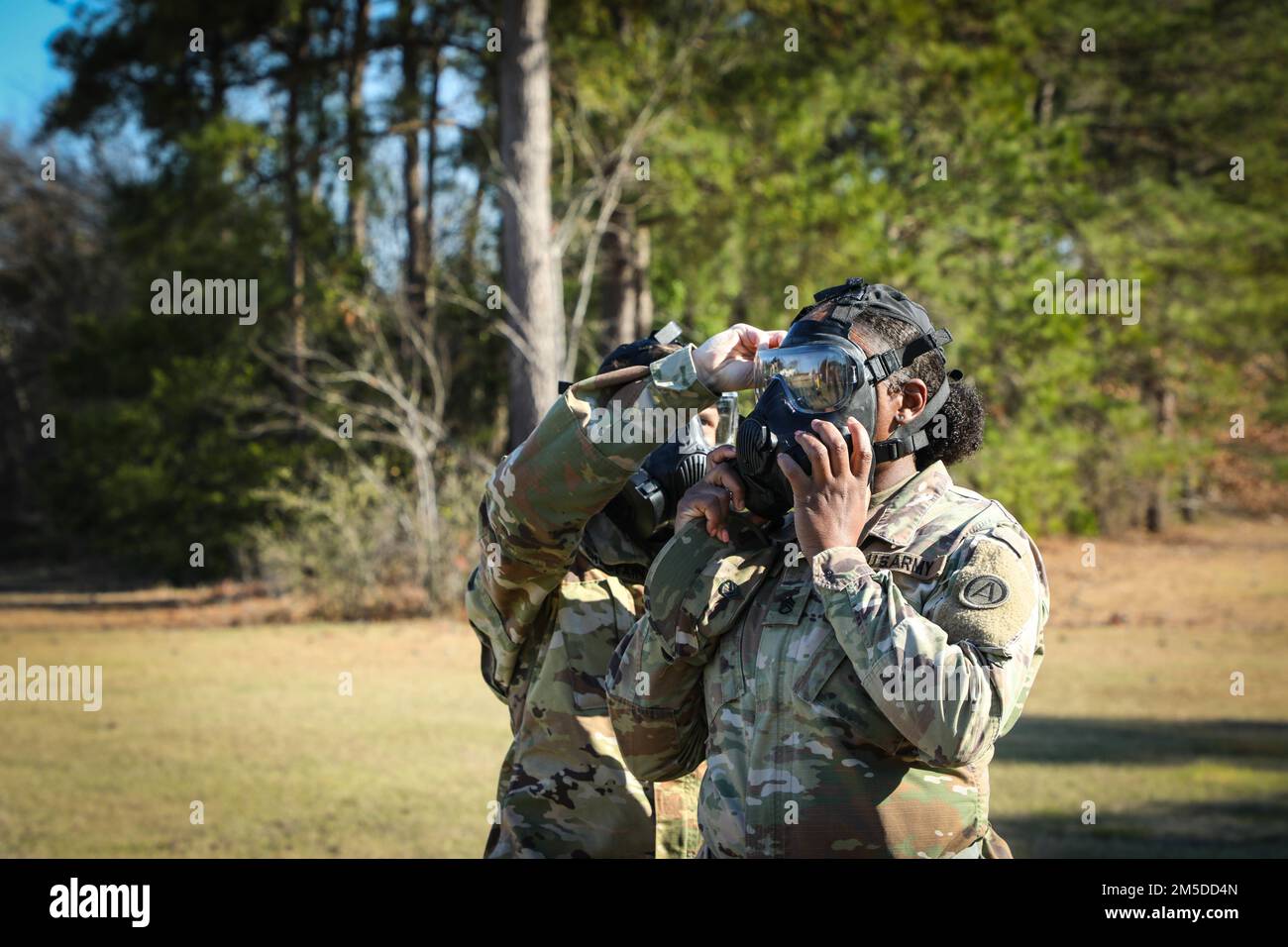 USA Army Central (USARCENT) CBRN-Spezialist, Senior Airman, Eli Jacobsen, unterrichtet Soldaten in den Bereichen chemische, biologische, radiologische und nukleare Sicherheit und Ausbildung mit USARCENT-Soldaten und im USARCENT-Hauptquartier, Luftwaffenstützpunkt Shaw, S.C. 4. März 2022. Dadurch wird sichergestellt, dass das gesamte Militärpersonal für zukünftige Einsätze bereit und ausgebildet ist. Stockfoto