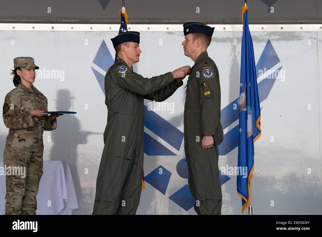 USA Air Force Colonel Justin Spears, Commander der 14. Einsatzgruppe, Left, verleiht den USA eine verdienstvolle Medaille Oberstleutnant Gerald Ferdinand, ausscheidender Kommandeur der 81. Kampfgeschwader, 4. März 2022, am Luftwaffenstützpunkt Moody, Georgia. Während Ferdinands Zeit als Kommandant hat er seine Staffel umorganisiert, um den Anforderungen einer neuen Mission für weltweite Kampfanwendungen gerecht zu werden. Air empfiehlt einen Personalabbau von 40 % während aktiver Einsätze zur Unterstützung der Flugausbildung der afghanischen Luftwaffe A-29. Stockfoto