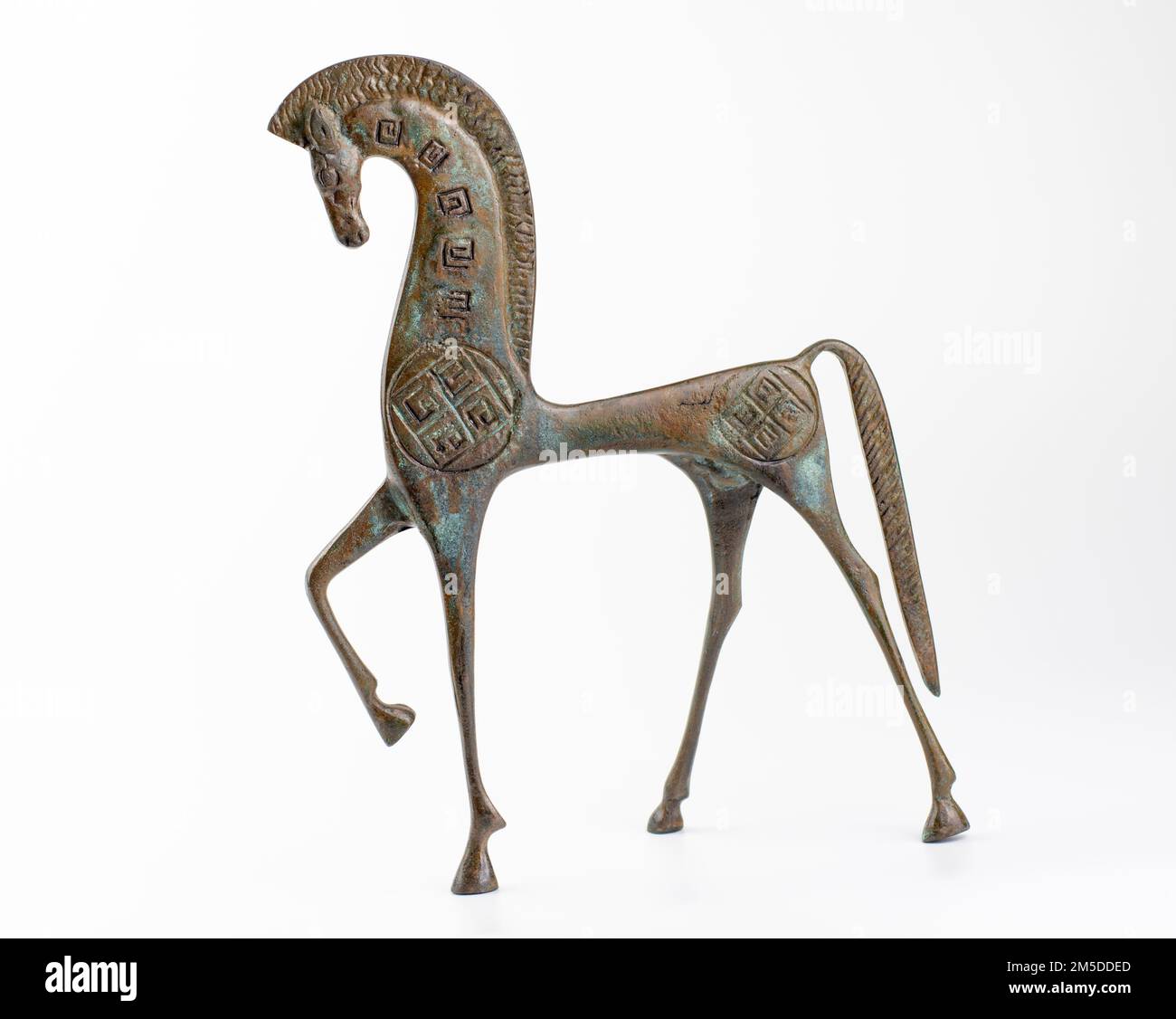 Bronze etruskische Pferdeskulptur auf weißem Hintergrund. Pferdeminiatur. Stockfoto