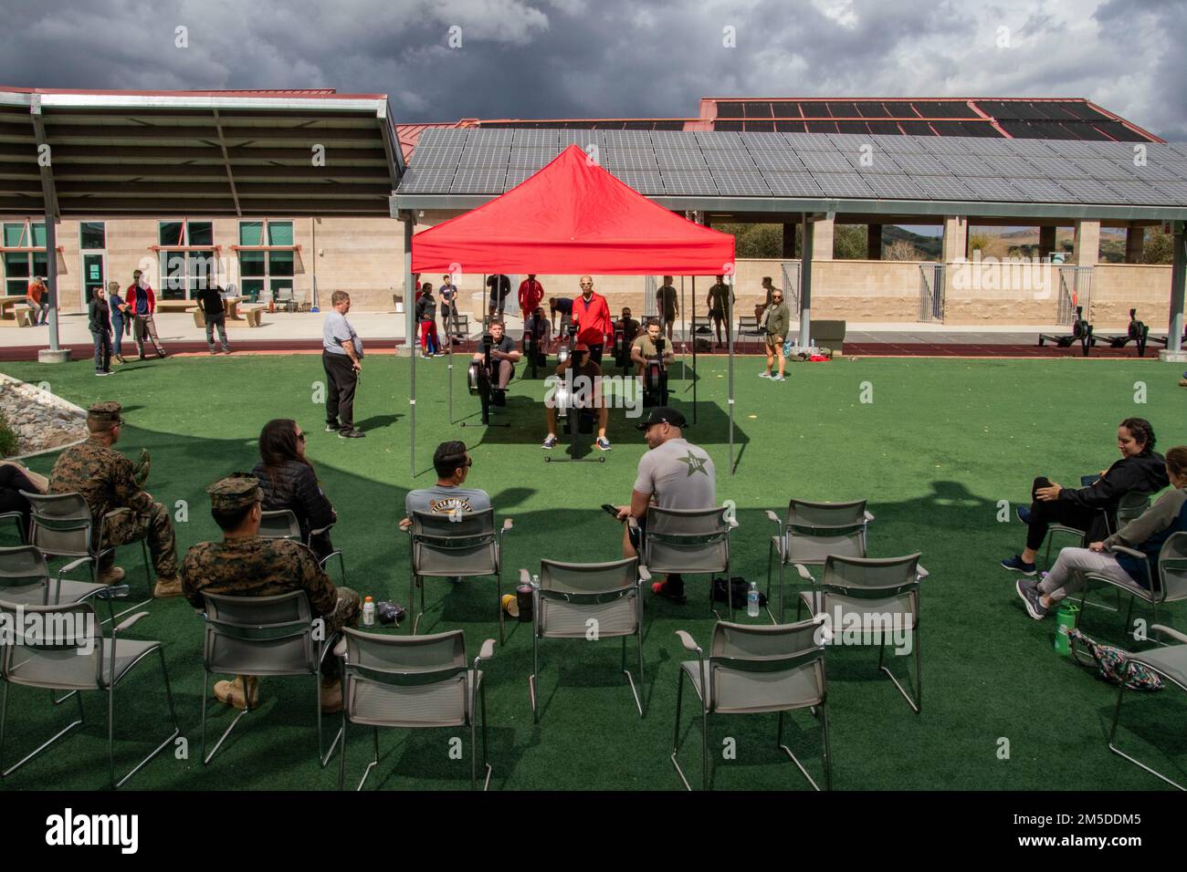 USA Marines und Matrosen sehen während der 2022 Marine Corps Trials (MCT) im Camp Pendleton, Kalifornien, am 4. März 2022 ein Ruderevent. Das MCT ist eine Gelegenheit für Mitglieder des Recovering Service, ihre Leistungen zu demonstrieren, und dient als primärer Veranstaltungsort für die Auswahl von Teilnehmern des Marine Corps für die DoD Warrior Games. Stockfoto