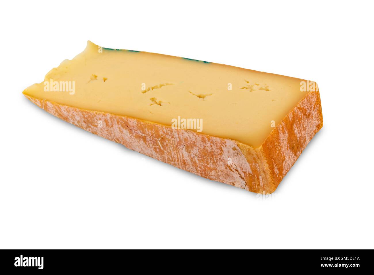 Fontina Käse aus Aosta Valle, Italien, hergestellt aus Milch von Kühen, die auf der Bergweide weiden, isoliert auf weißem Schnittpfad Stockfoto