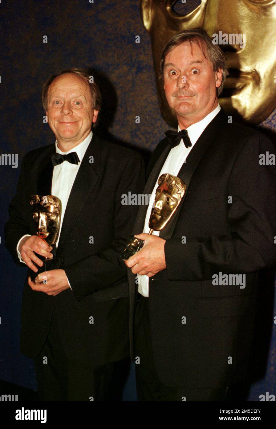 Das Dateifoto vom 29./4/1997 von John Bird (links) und John Fortune wird bei den TV BAFTAs für die beste Lichtunterhaltung ausgezeichnet. Comedian Rory Bremner zollt dem „größten Satiristen“ John Bird Tribut, der im Alter von 86 Jahren gestorben ist. Bird wurde bekannt für Skizzen, die zusammen mit John Fortune und Bremner in der Satirical Show Bremner, Bird and Fortune auf Kanal 4 aufgeführt wurden. Ausgabedatum: Mittwoch, 28. Dezember 2022. Stockfoto