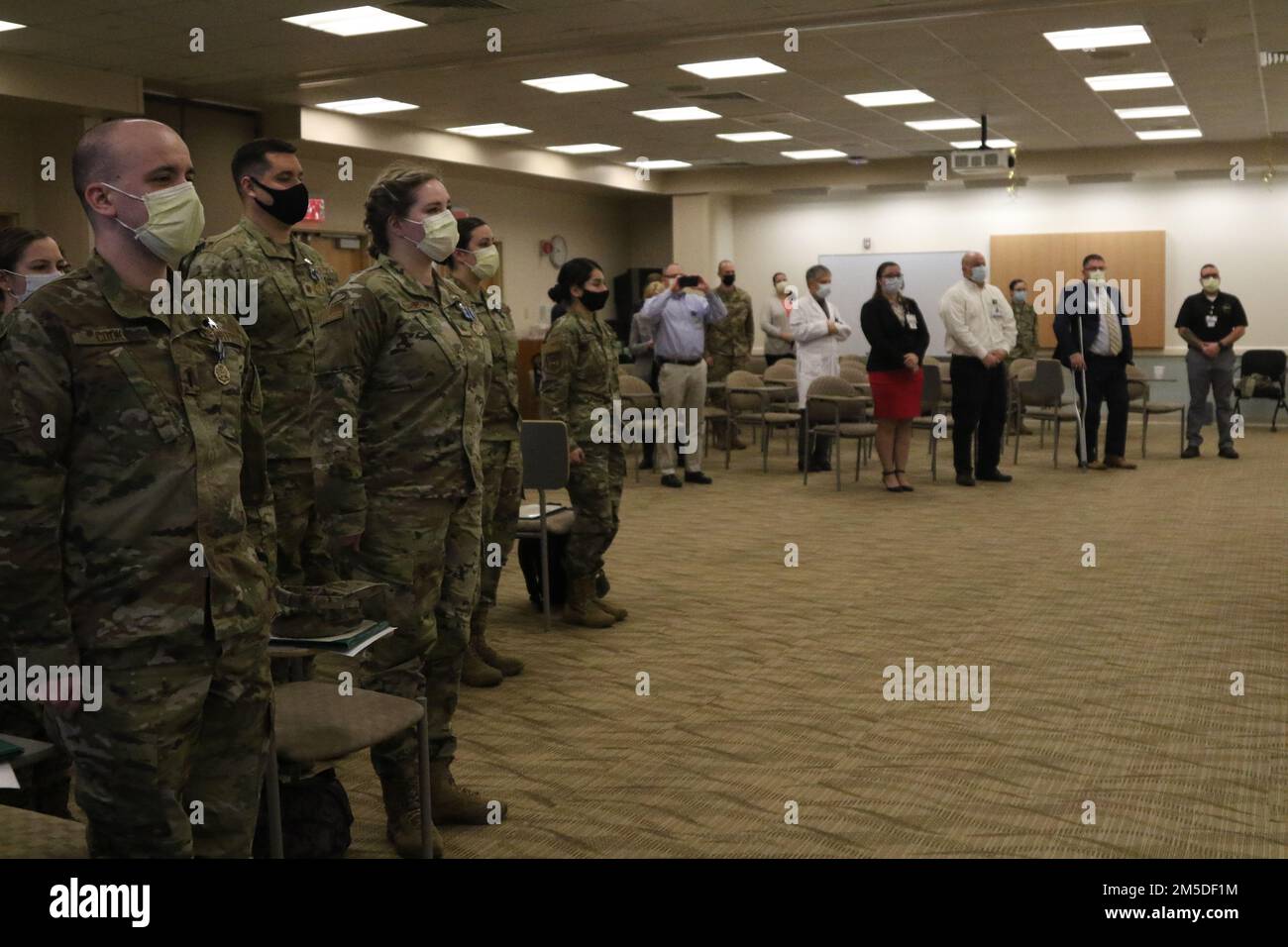 YORK, Pa - AUS DEN USA Mitglieder des medizinischen Teams der Air Force und Mitarbeiter des WellSpan Surgery and Rehabilitation Hospital treffen sich zu einer Preisverleihung im WellSpan Surgery and Rehabilitation Hospital in York, Pennsylvania, 4. März 2022. USA Nördliches Kommando, durch die USA Army North ist nach wie vor entschlossen, das Verteidigungsministerium flexibel bei der COVID-Reaktion der gesamten Regierung zu unterstützen. Stockfoto