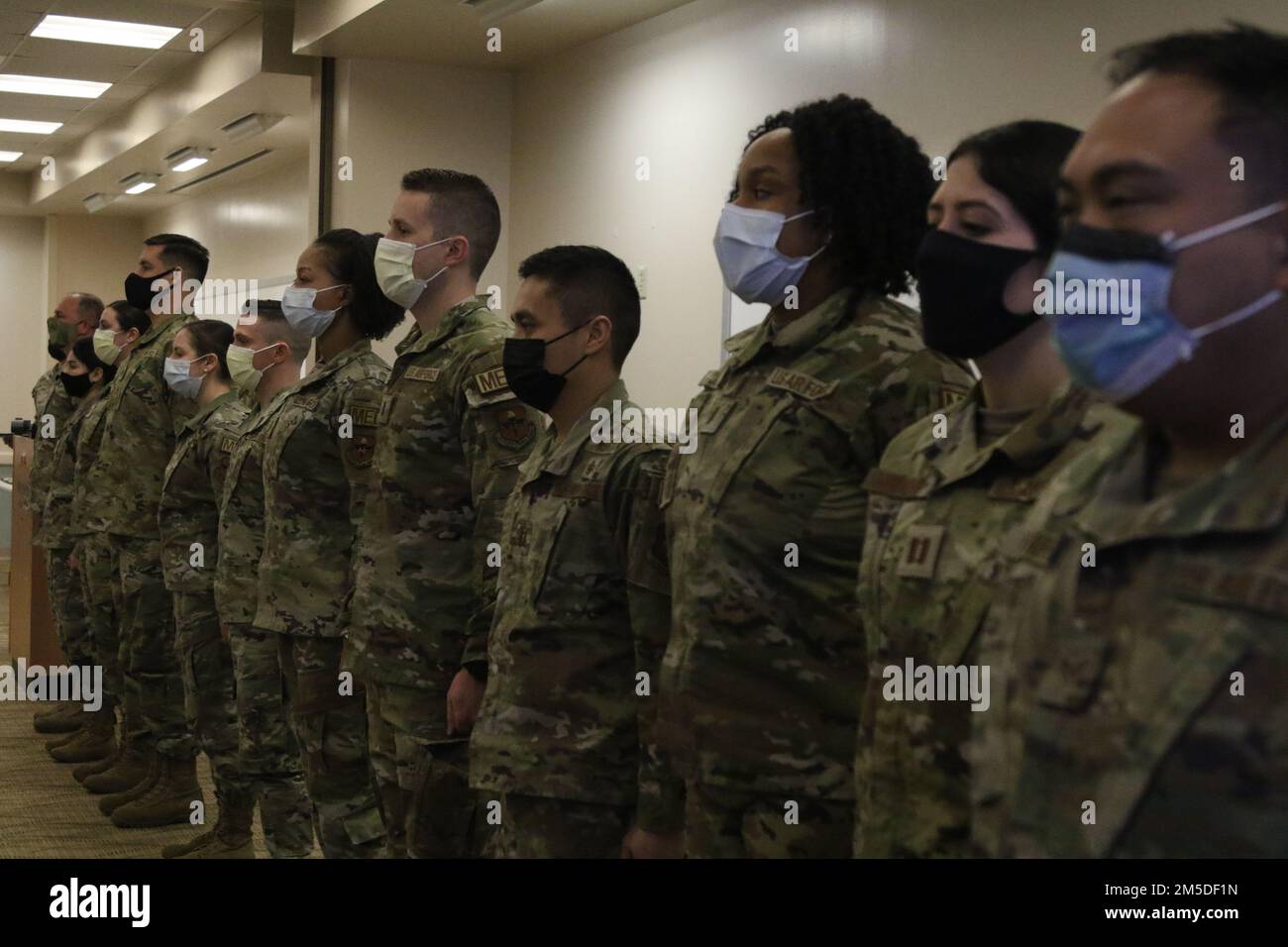 YORK, Pa - AUS DEN USA Die Mitglieder des medizinischen Teams der Air Force bereiten sich auf eine Preisverleihung im WellSpan Surgery and Rehabilitation Hospital in York, Pennsylvania, 4. März 2022 vor. USA Nördliches Kommando, durch die USA Army North ist nach wie vor entschlossen, das Verteidigungsministerium flexibel bei der COVID-Reaktion der gesamten Regierung zu unterstützen. Stockfoto
