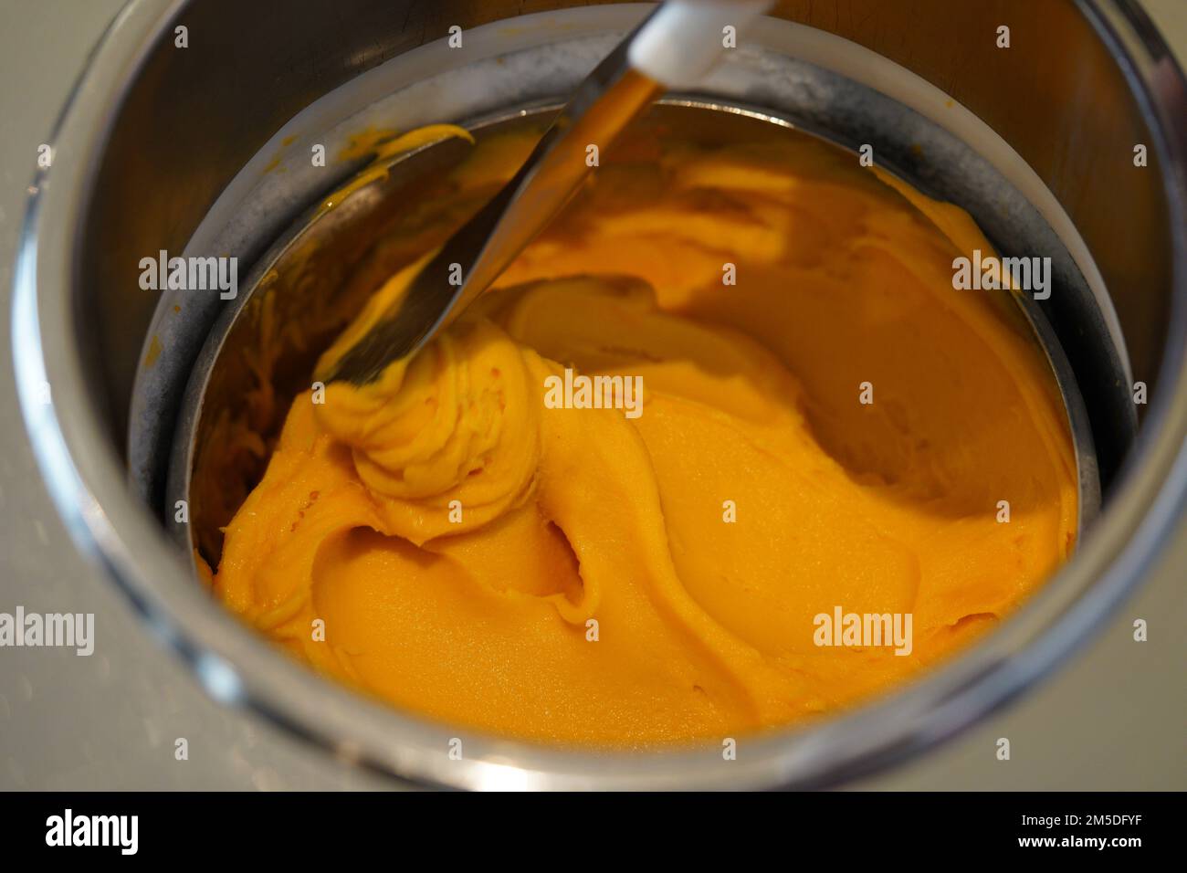 Eisdiele mit gelber Mango, eine Schachtel Eiscreme in einem Laden. Stockfoto