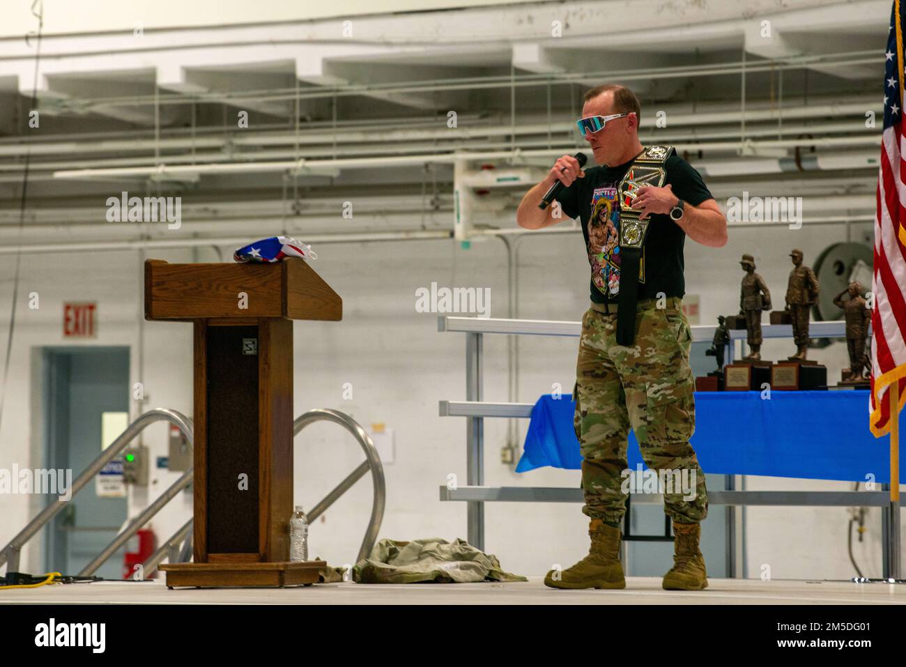 USA Luftwaffenbrücke. Gen. Darren R. Cole, Air Mobility Command Director of Logistics, Engineering and Force Protection, Scott Air Force Base (AFB), Illinois, hält eine Rede während der 2022 6./927. Maintenance Group ‚Knucklebuster‘ in MacDill AFB, Florida, 4. März 2022. Cole, der während der Zeremonie zu einer Rede eingeladen wurde, ist verantwortlich für Politik, Beratung, Schulung und Ressourcen zur Unterstützung von mehr als 49.000 Mitarbeitern der Gesamttruppenlogistik, des Bauwesens und des Einsatzschutzes sowie von 1.074 Flugzeugen an 10 großen Installationen in den USA und rund 100 Standorten weltweit. Stockfoto