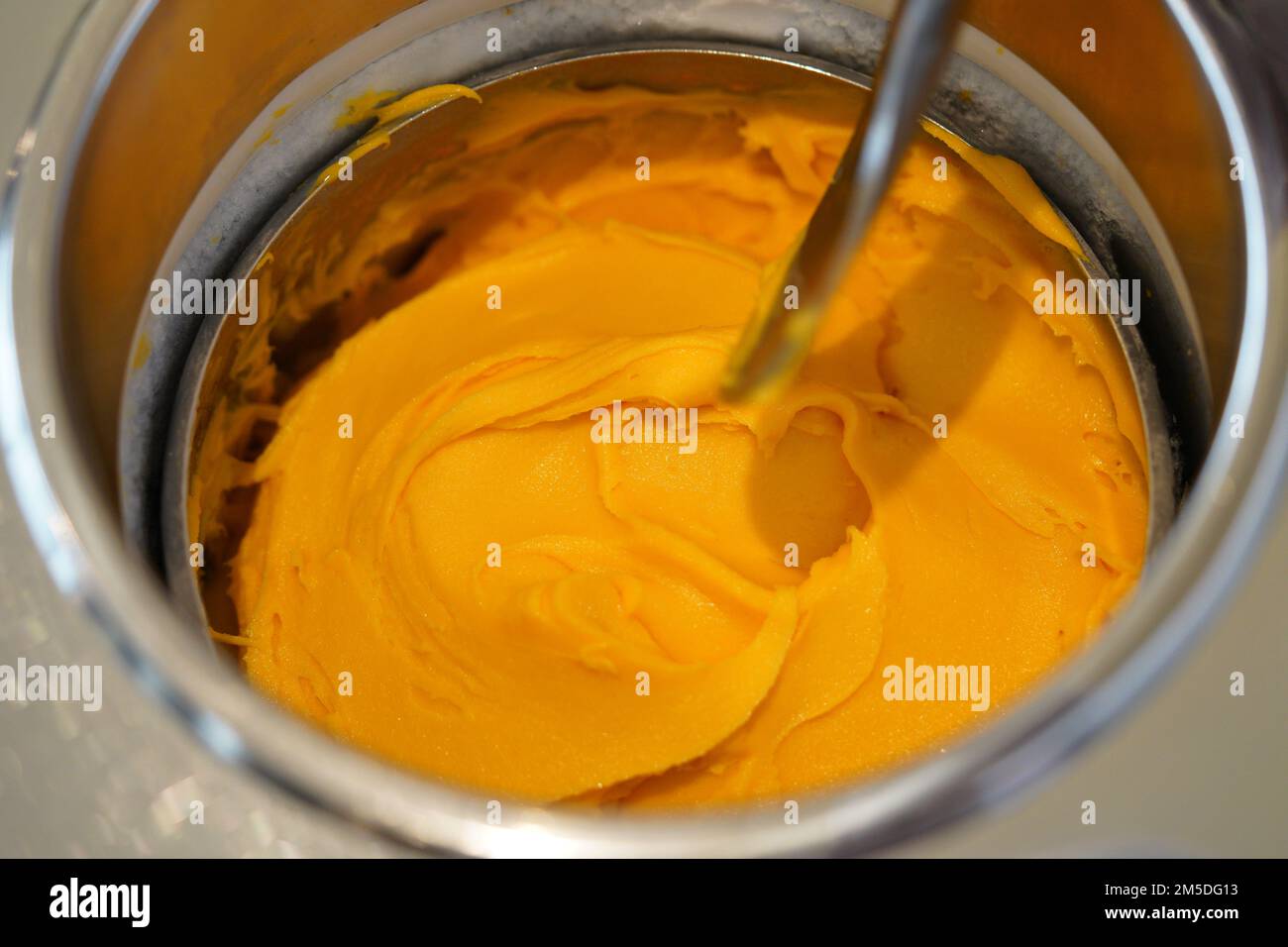 Eisdiele mit gelber Mango, eine Schachtel Eiscreme in einem Laden. Stockfoto