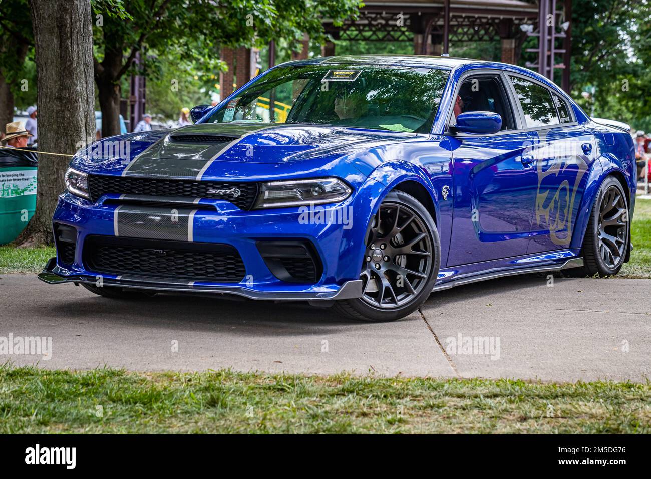 Des Moines IA 03. Juli 2022 Aus der schwachen Perspektive Vorderecke eines Dodge Charger SRT Hellcat Widebody aus dem Jahr 2020 auf einer lokalen Automesse Stockfotografie Alamy