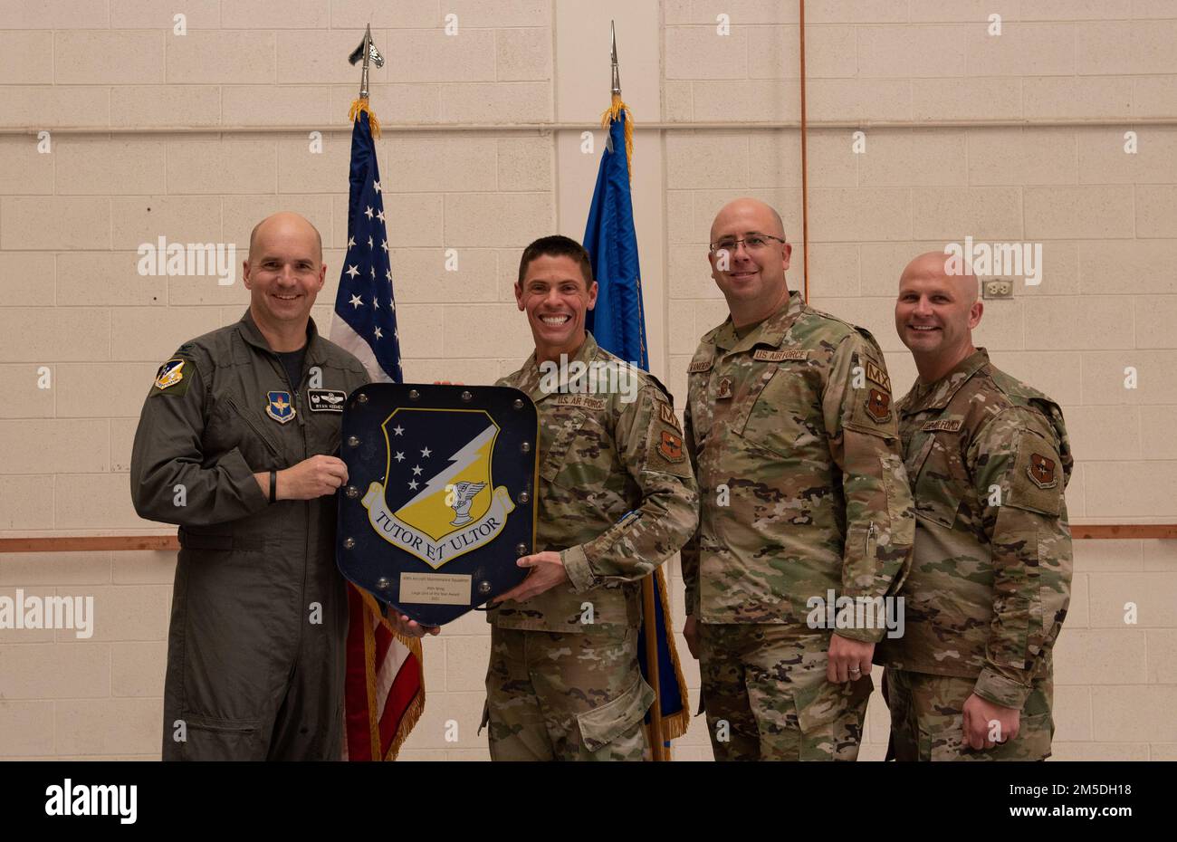 Vertreter des 49. Operational Medical Readiness Squadron nehmen die kleine Einheit des Jahres während der jährlichen Preisverleihung 49. Wing am 4. März 2022 auf der Holloman Air Force Base, New Mexico, an. Die jährlichen Preisträger wurden aufgrund ihrer technischen Kompetenz, ihrer Führungsqualitäten und ihrer beruflichen Leistung ausgewählt. Stockfoto