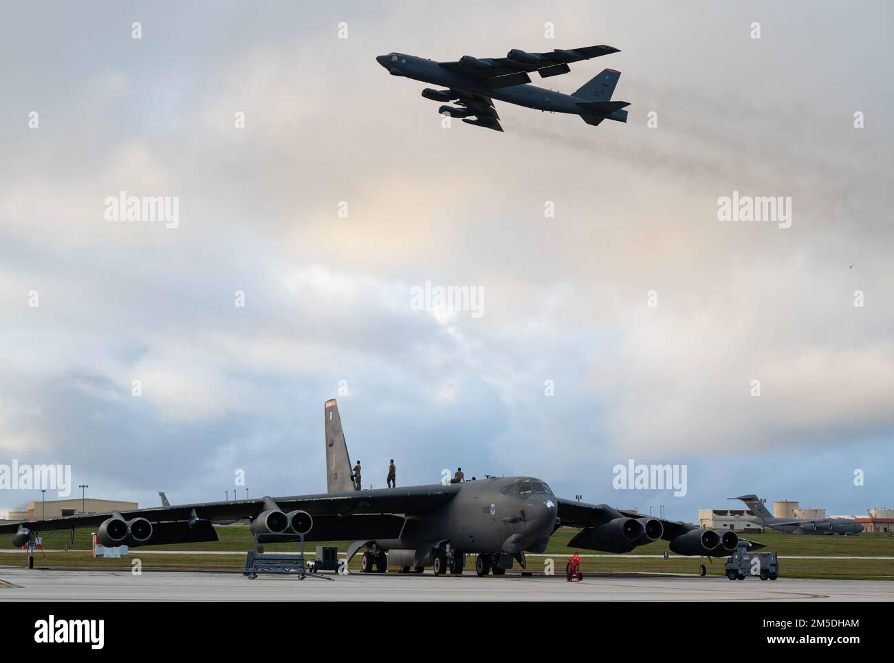 USA Air Force B-52H Stratofortress-Betreuer, die mit dem 96. Expeditionsgeschwader eingesetzt wurden, beobachten, wie eines ihrer Flugzeuge den Andersen Air Force Base, Guam, verlässt, um eine Mission durchzuführen, 4. März 2022. Bombermissionen tragen zur gemeinsamen Truppenletalität und zur Abschreckung von Aggressionen im Indopazifik bei, indem sie die Fähigkeit der USAF unter Beweis stellen, überall auf der Welt zu jeder Zeit zur Unterstützung der nationalen Verteidigungsstrategie tätig zu sein. Stockfoto