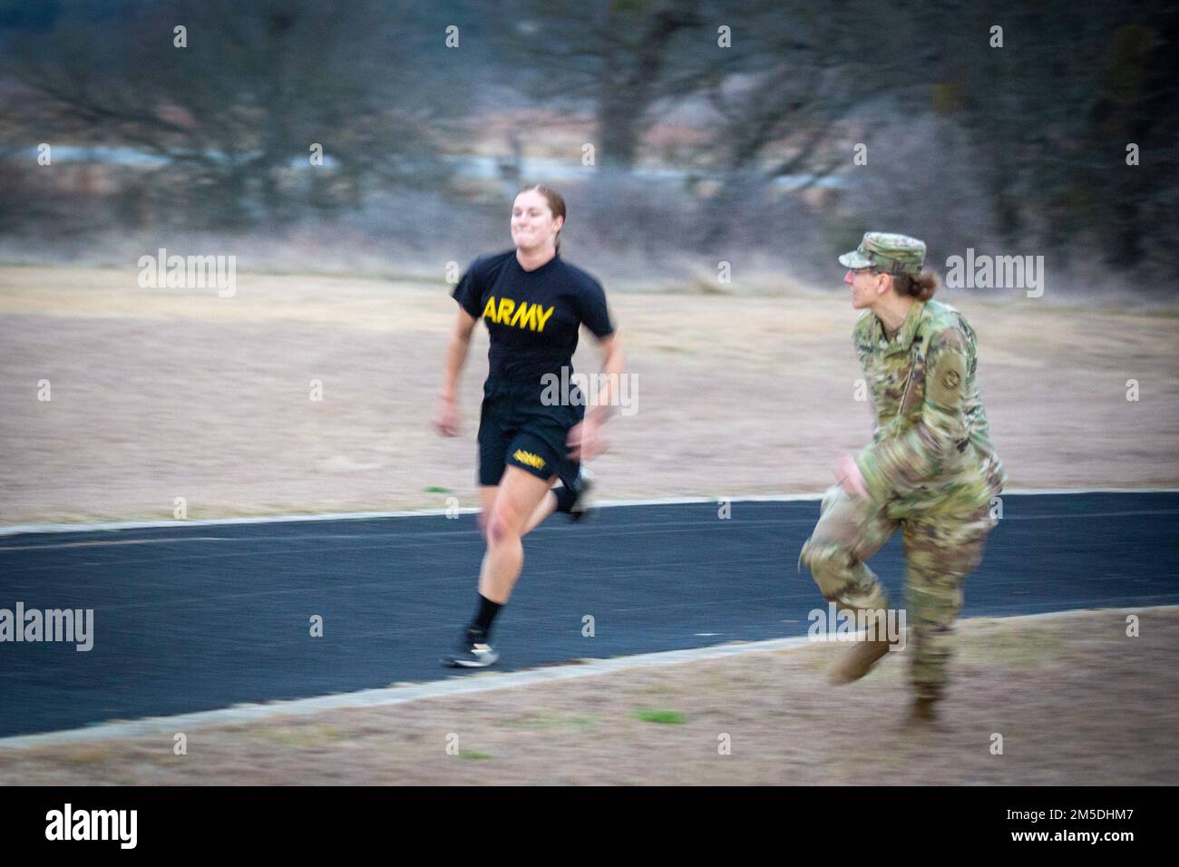 USA Army Reserve Sgt. 1. Klasse Karla Parker, 2. Medical Brigade Sponser, Prost auf PFC Taylynn Cross, 2. Medical Brigade Wettbewerber, während der ACFT beim Consortium Best Warrior Competition in Camp Bullis, Texas am 4. März 2022. Stockfoto