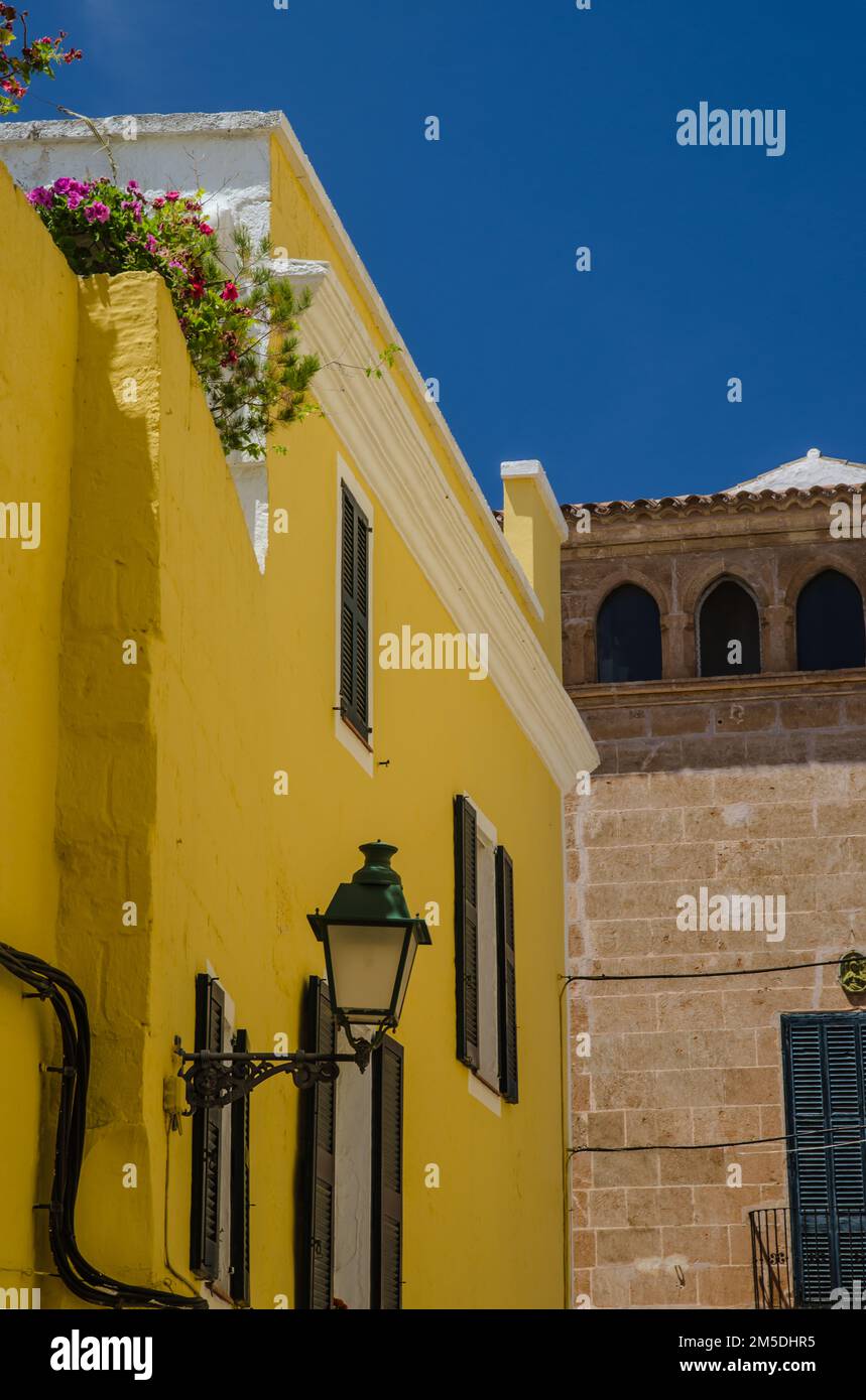 Gebäude im spanischen Stil in der alten Hauptstadt Ciutadella, Menorca, Spanien Stockfoto