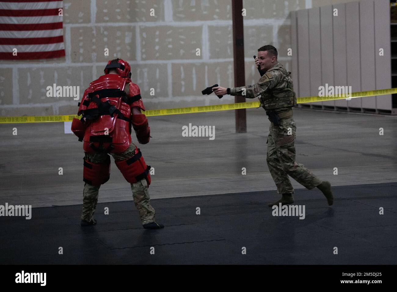 USA Air Force Airman 1. Class Robert Haven, ein Einstiegscontroller der Sicherheitsstaffel aus dem Jahr 673d, verwendet einen simulierten Taser auf einem aggressiven Motiv während des Use-of-Force Trainings auf der Joint Base Elmendorf-Richardson, Alaska, 4. März 2022. Die SFS von 673d bewertete drei Flugzeuge anhand eines Szenarios, um den Einsatz angemessener Gewalt in einer bestimmten Situation nachzuweisen. Stockfoto