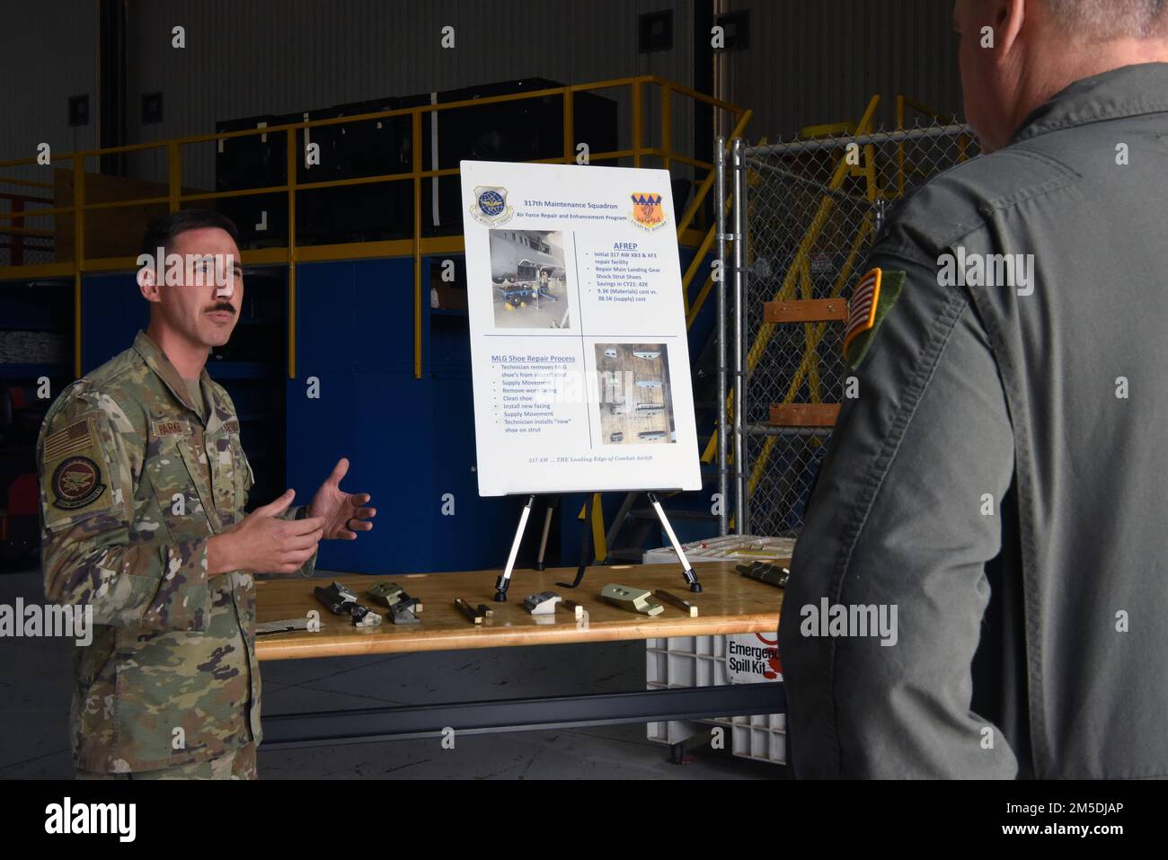 General Mike Minihan, Kommandant der Luftwaffe, erhält von Tech einen Überblick über das Reparatur- und Verbesserungsprogramm der Luftwaffe. Sgt. Eric Parker, 317. Maintenance Group Repair and Reclamation, Unkommissionierter Offizier, verantwortlich für Dyess Air Force Base, Texas, 4. März 2022. Minihan besuchte den isochronen Inspektionshangar und erfuhr von seinen neuen Fähigkeiten mit dem Werkbankprogramm und neuen, aufsteckbaren automatisierten Werkzeugkästen. Stockfoto