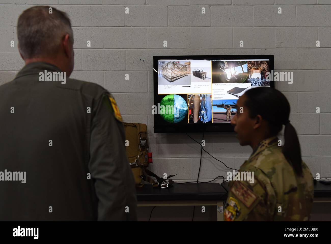 General Mike Minihan, Kommandant der Luftwaffe, erhält ein Briefing von Tech. Feldwebel Felicia Druin, 317. Operation Support Squadron, Flugbesatzungsflugleiter, auf der Dyess Air Force Base, Texas, 4. März 2022. Der C-130J Super Hercules ist ein vielseitiges Flugzeug, das Luftfrachten mit einem Gewicht von bis zu 42.000 kg aufnehmen kann. Stockfoto