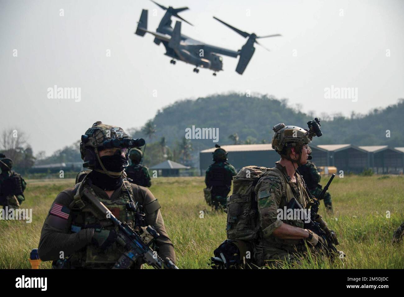 Green Berets mit 1. Special Forces Group (Airborne) trainieren zusammen mit dem 3. Special Forces Regiment der Royal Thai Army während einer Planungs- und Infiltrationsprobe in Thailand, 4. März 2022. Diese Probe bietet den US-Spezialeinsatzkräften die Möglichkeit, mit thailändischen Partnern zusammenzuarbeiten und gleichzeitig bilaterale Operationen durchzuführen, die die Interoperabilität zwischen den Streitkräften erhöhen. Eine starke, zukunftsorientierte US-thailändische Verteidigungsallianz, die in der Geschichte verwurzelt ist, trägt zur Förderung einer freien und offenen Region im Indo-Pazifik-Raum bei, in der alle Länder der Region Wohlstand und Frieden genießen. Stockfoto