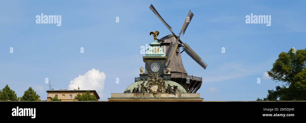 Historische Windmühle im Schlosspark von Sanssouci Stockfoto