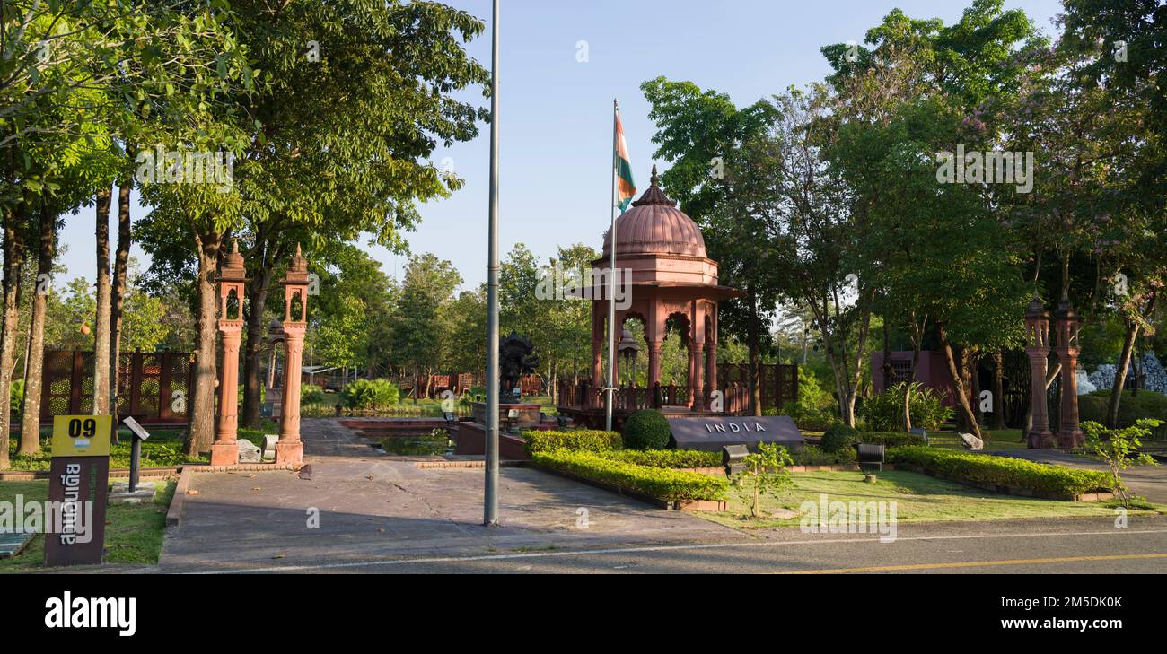 Chiang Mai, Thailand. 9. November 2022 Gartenbereich im indischen Stil im Royal Flora Ratchaphruek Park. Chiang Mai ist ein beliebter Touristenreiseort Stockfoto