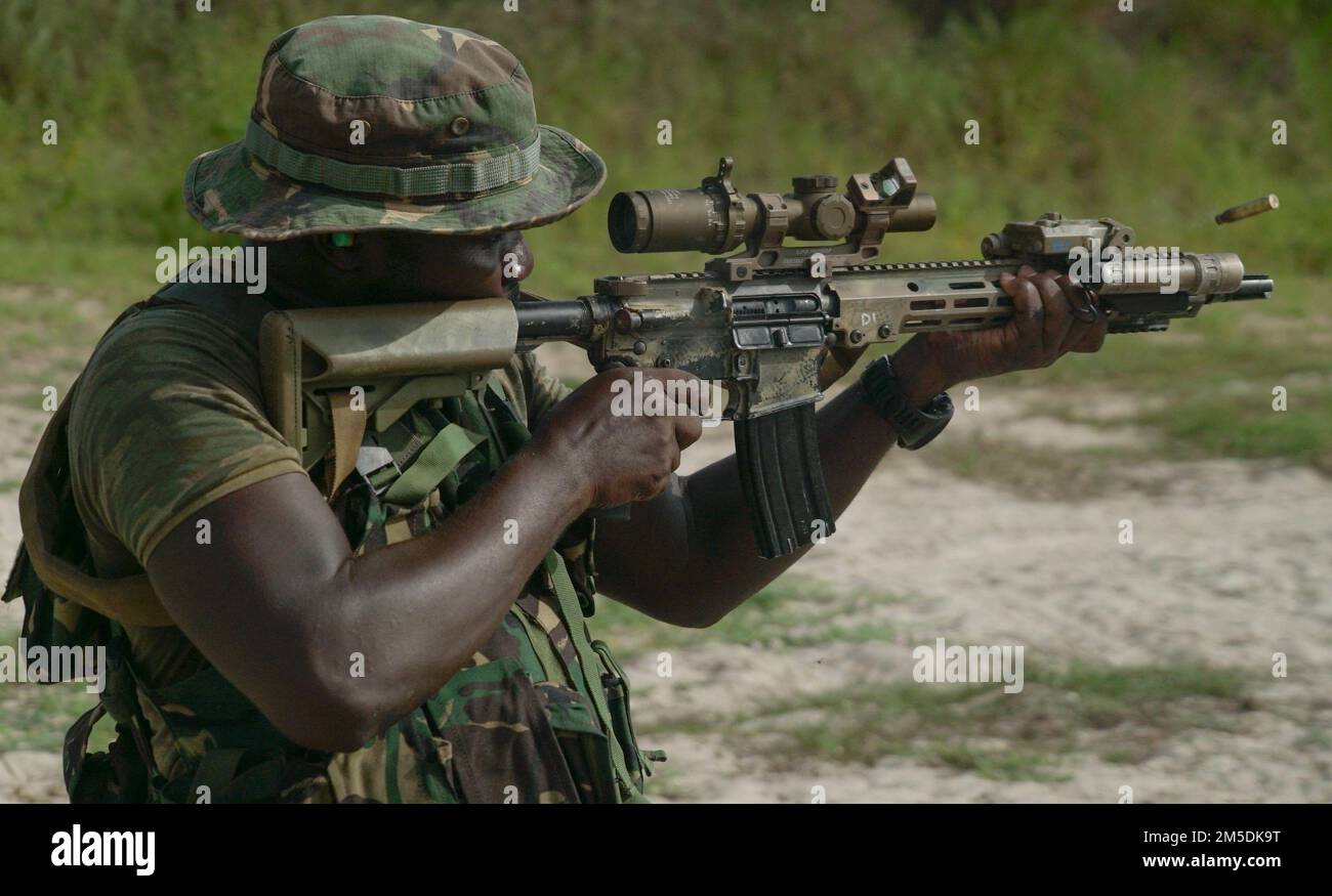 Soldaten der Volksverteidigungskräfte (TPDF) und der Marine Special Forces (MSF) üben während eines Joint Combined Exchange Training (JCET) in dar es Salaam, Tansania, am 3. März 2022 grundlegende Kampfkünste mit Green Beret der US-Armee, die der 3. Special Forces Group zugewiesen wurde. Die Teams konzentrierten sich auf die Erzielung grundlegender Fähigkeiten wie grundlegende Kampfkünste, Taktik für kleine Einheiten und Missionsplanung.(Foto: U.S. Air Force Staff Sgt. Andrew Fox) Stockfoto