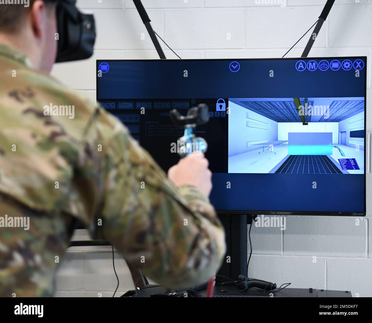 Airman 1. Class Chase Furman, Lehrling für strukturelle Instandhaltung von Flugzeugen in der 319. Aircraft Maintenance Squadron, übt seine Maltechniken mit dem Virtual Reality Malerstand auf der Grand Forks Air Force Base, N.D., 4. März 2022. Die VR-Lackierkabine bietet Schulungen für Airmen an, unabhängig davon, ob sie direkt aus der technischen Ausbildung ausgebildet sind oder seit 18 Jahren ihre Arbeit erledigen und sich sogar an den Malstil des Trainees anpassen, wenn er sie verwendet. Stockfoto