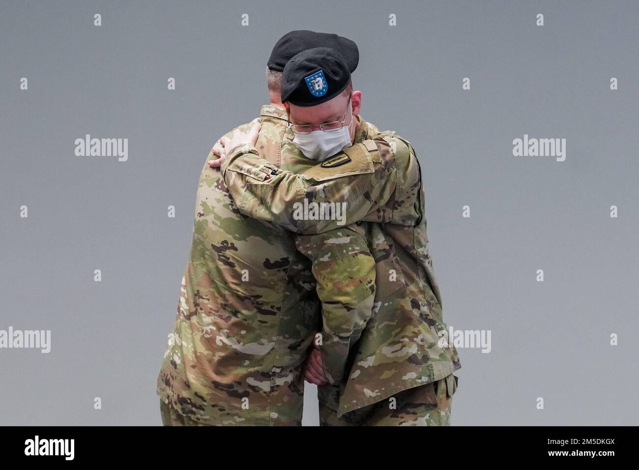 Die Hauptquartier- und Hauptquartier-Kompanie, 1. Theater Signal Brigade, hielt am 4. März 2022 eine Zeremonie zum Kommandowechsel im Camp Humphreys, Südkorea, ab. Der scheidende Kompaniekommandant, Captain Matthew P. Grout, übertrug die Verantwortung für die Leitung des Gesundheitsamtes an Captain Ryan S. Robinson. Stockfoto