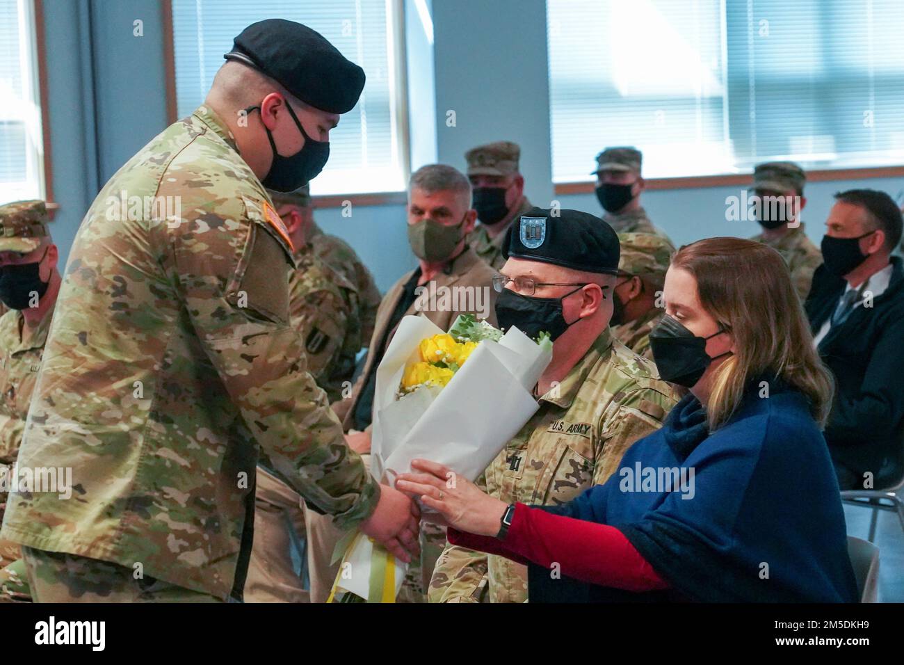 Die Hauptquartier- und Hauptquartier-Kompanie, 1. Theater Signal Brigade, hielt am 4. März 2022 eine Zeremonie zum Kommandowechsel im Camp Humphreys, Südkorea, ab. Der scheidende Kompaniekommandant, Captain Matthew P. Grout, übertrug die Verantwortung für die Leitung des Gesundheitsamtes an Captain Ryan S. Robinson. Stockfoto