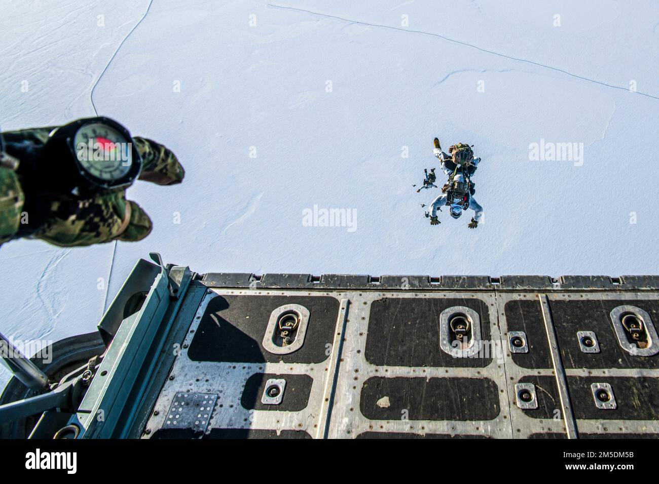 Ein Naval Special Warfare Mitglied führt während der Arctic Edge Übung 2022 einen Sprung in großer Höhe mit niedriger Öffnung durch. Arctic Edge ist ein US-amerikanischer Markt Zweijährliche Verteidigungsübung des nördlichen Kommandos, die die Fähigkeit demonstrieren soll, sich schnell in der Arktis zu stationieren und zu operieren. Stockfoto