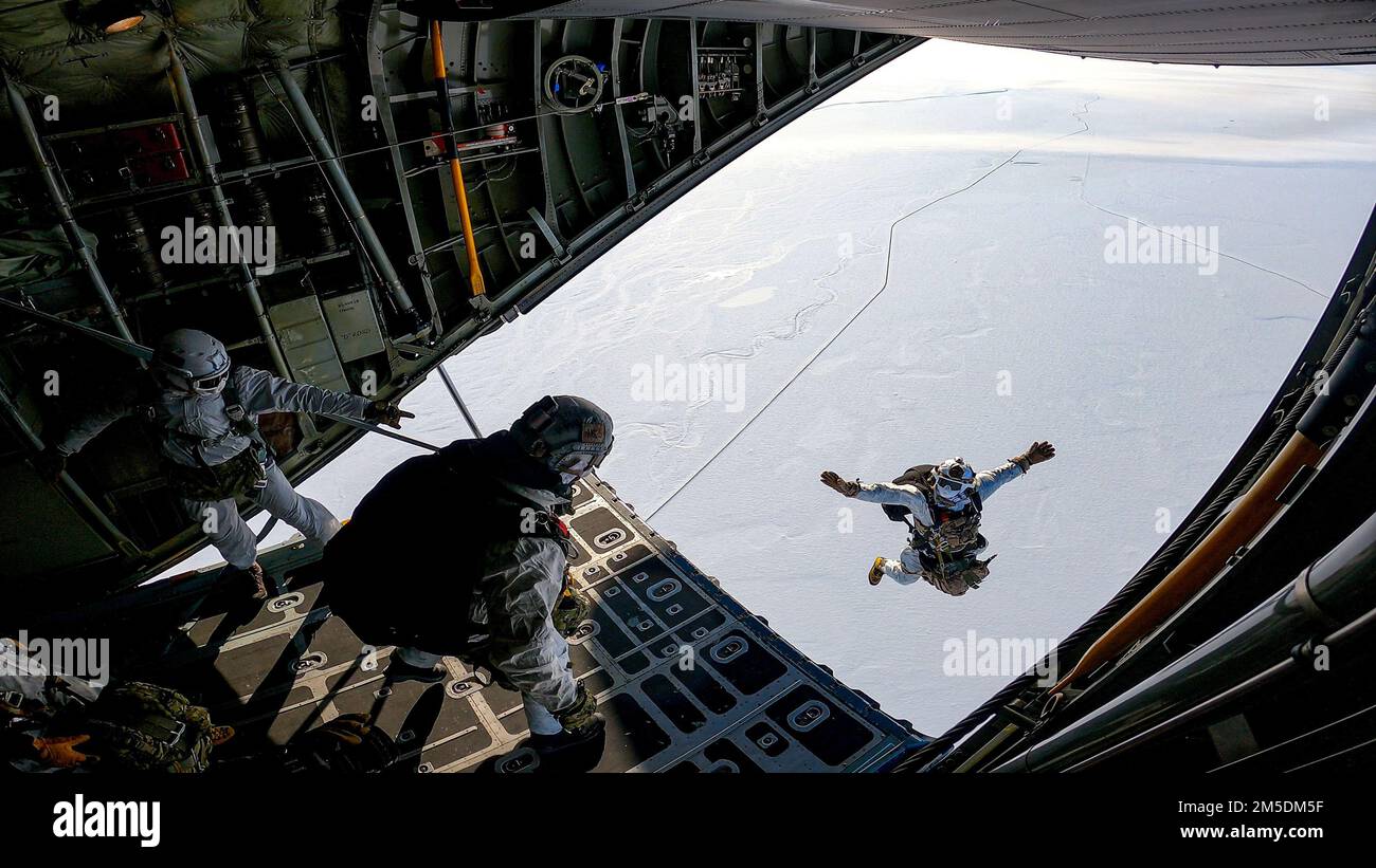 Mitglieder der Naval Special Warfare führen während der Arctic Edge Übung 2022 einen Sprung in großer Höhe mit niedriger Öffnung durch. Arctic Edge ist ein US-amerikanischer Markt Zweijährliche Verteidigungsübung des nördlichen Kommandos, die die Fähigkeit demonstrieren soll, sich schnell in der Arktis zu stationieren und zu operieren. Stockfoto