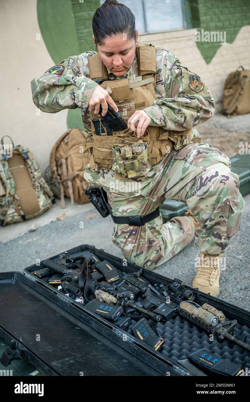 Staff Sgt. Paige Wetherell, 332d. Geschwader der Expeditionstruppen, lädt Munition in ihre taktische Weste, bevor sie die USA bewacht Air Force Aircraft auf einem pakistanischen Luftwaffenstützpunkt, 4. März 2022. Wetherell, zusammen mit anderen USA Mitglieder der Luftwaffe aus dem zentralen Zuständigkeitsbereich der Luftwaffe, die zur Unterstützung von Falcon Talon 2022 nach Pakistan entsandt wurden. Diese Agile Combat Employment Operation vom 28. Februar bis 4. März 2022 ist die erste bilaterale Schulungsveranstaltung zwischen den Vereinigten Staaten und Pakistan seit 2019. Stockfoto