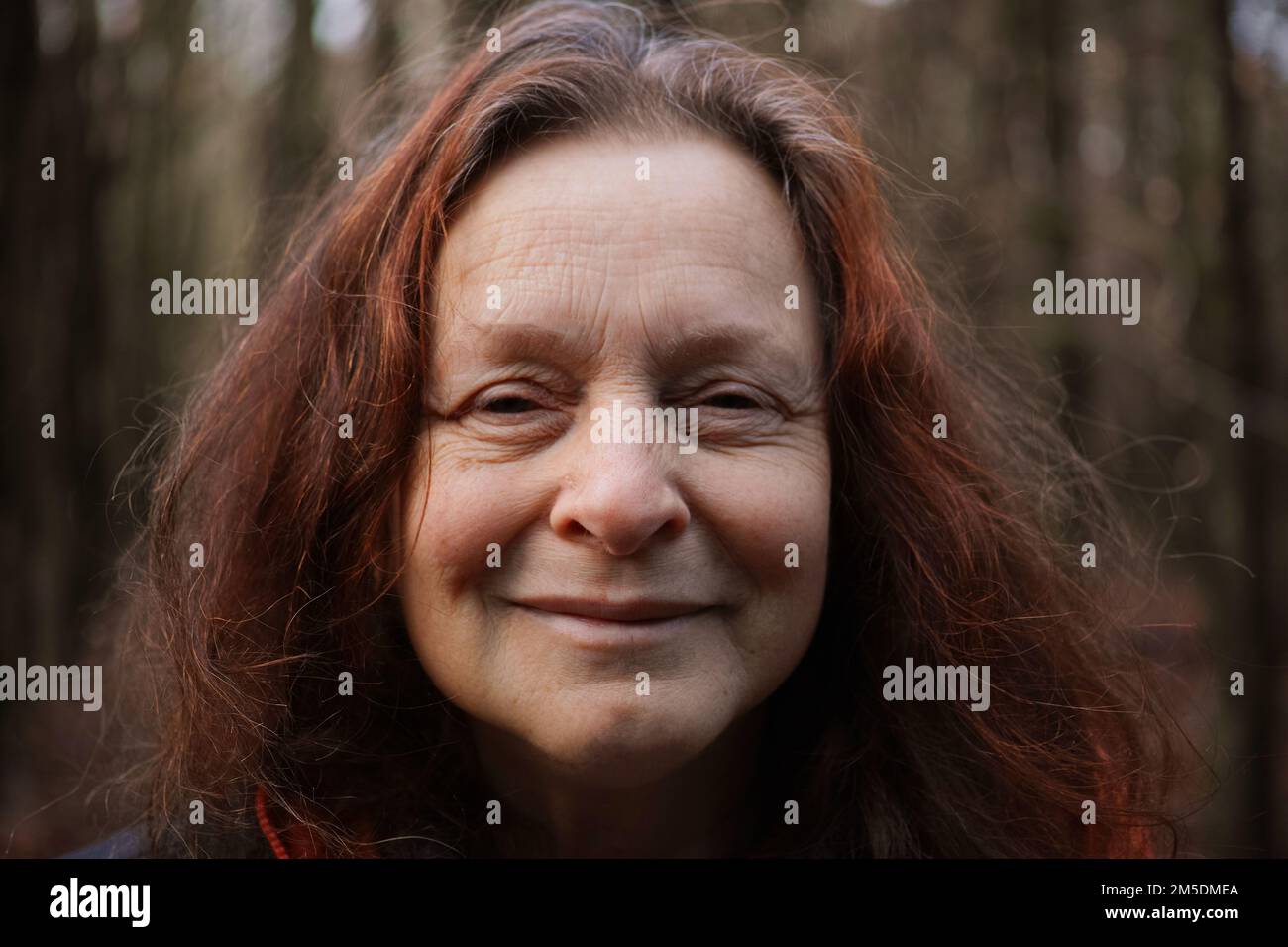 Porträt einer 60-jährigen lächelnden Frau ohne Make-up Stockfoto